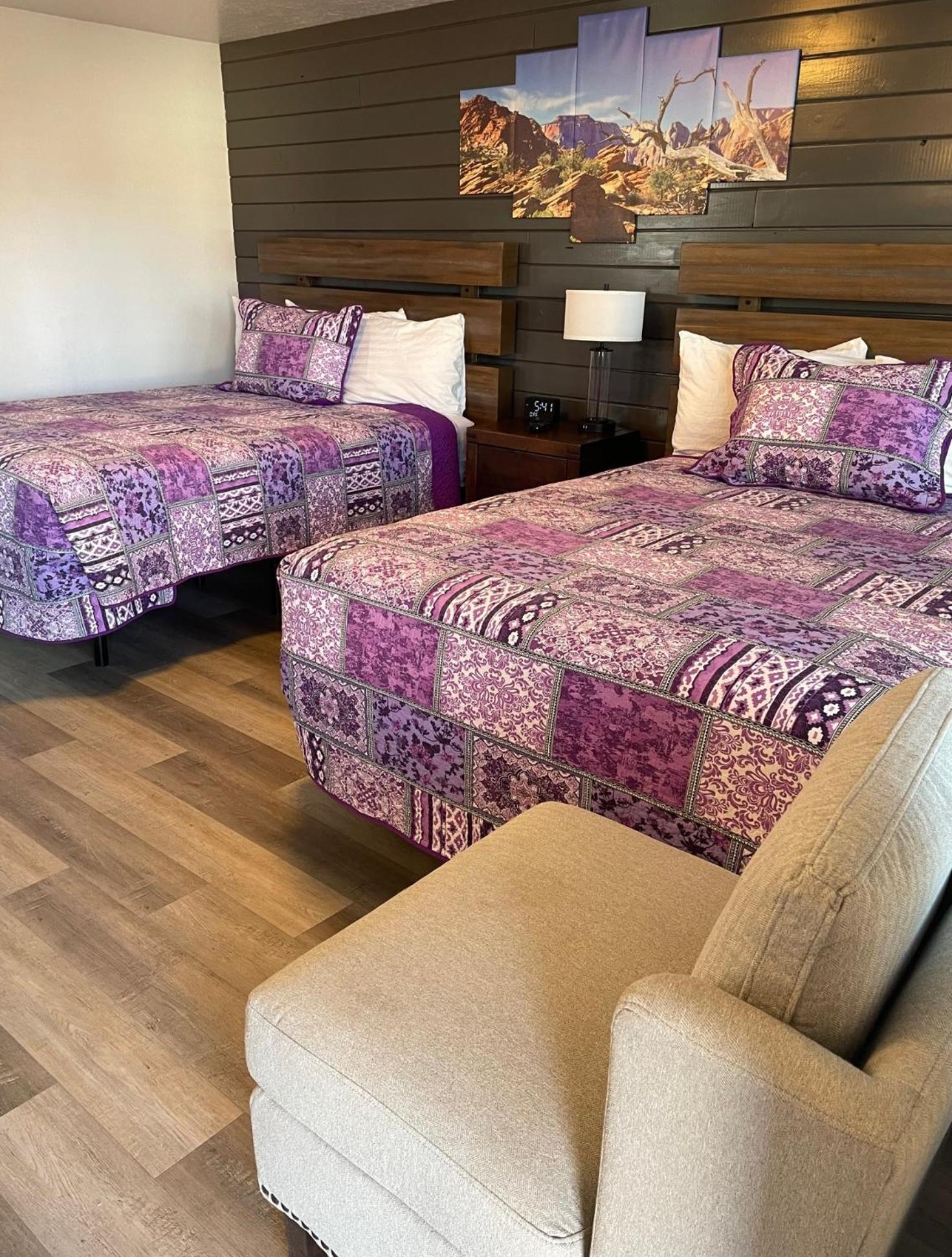 Queen Room with Two Queen Beds photo 1