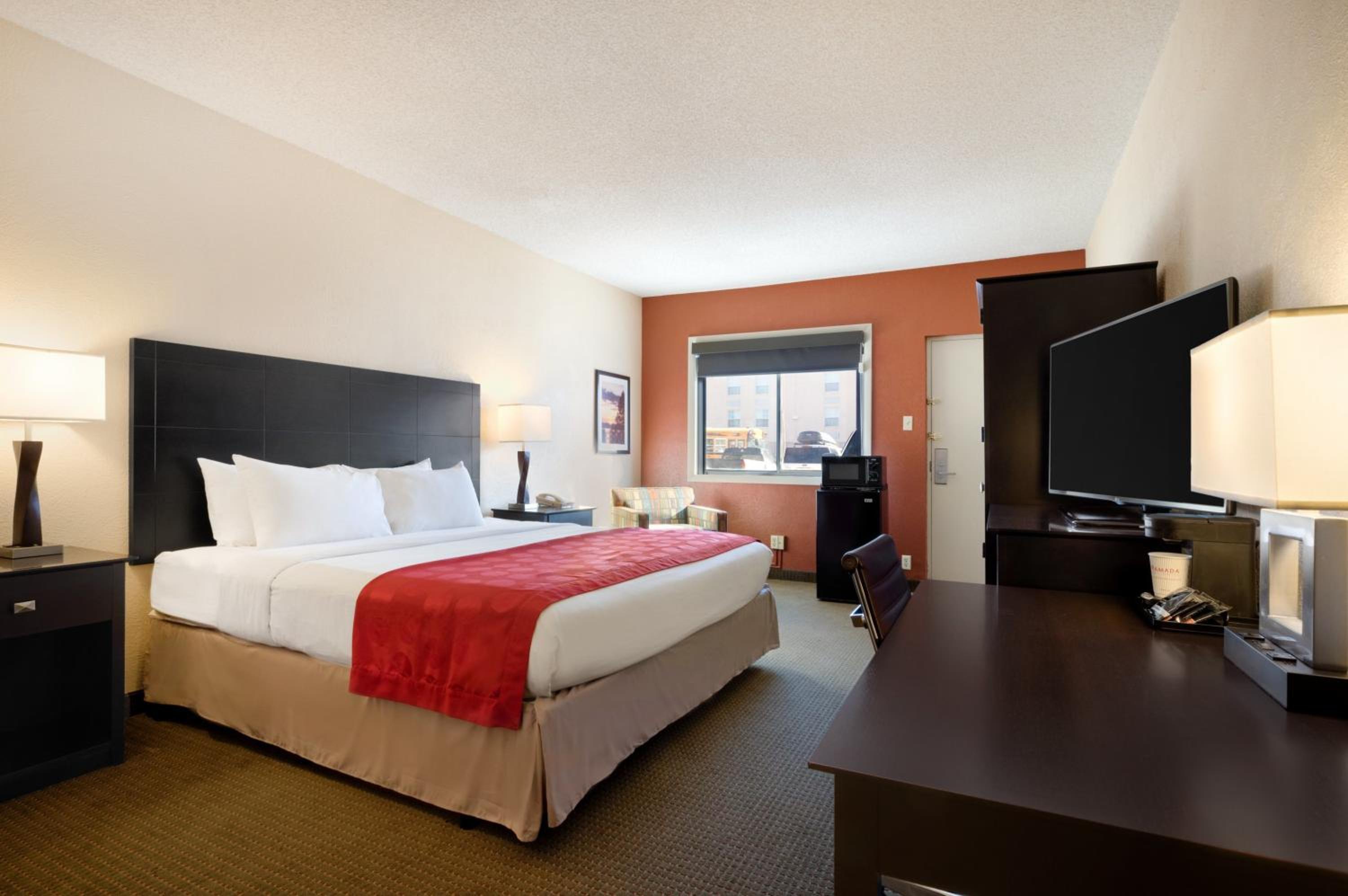 Queen Room with Two Queen Beds - Non-Smoking - Photo 2