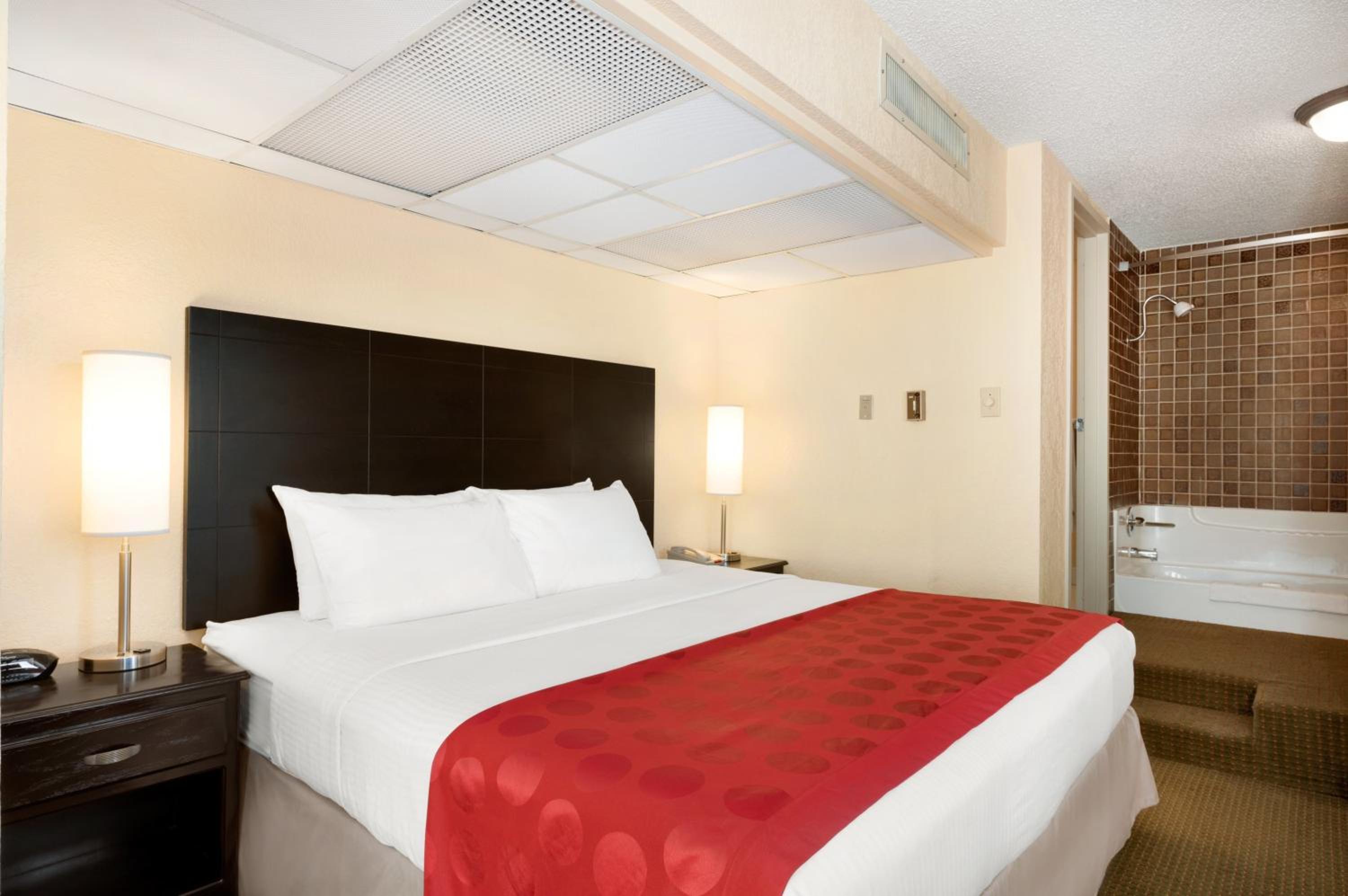 Queen Room with Two Queen Beds - Non-Smoking - Photo 1