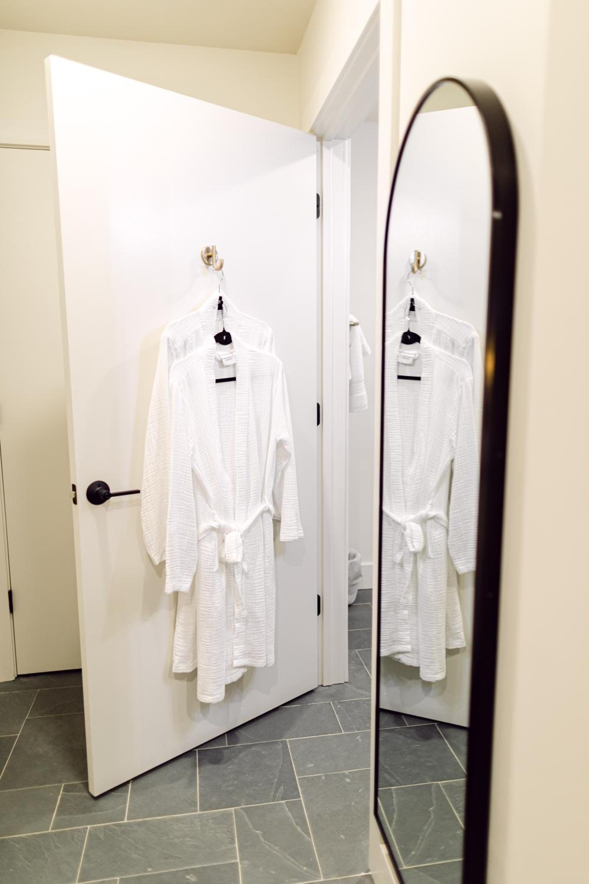 Deluxe Queen Room - Photo 16