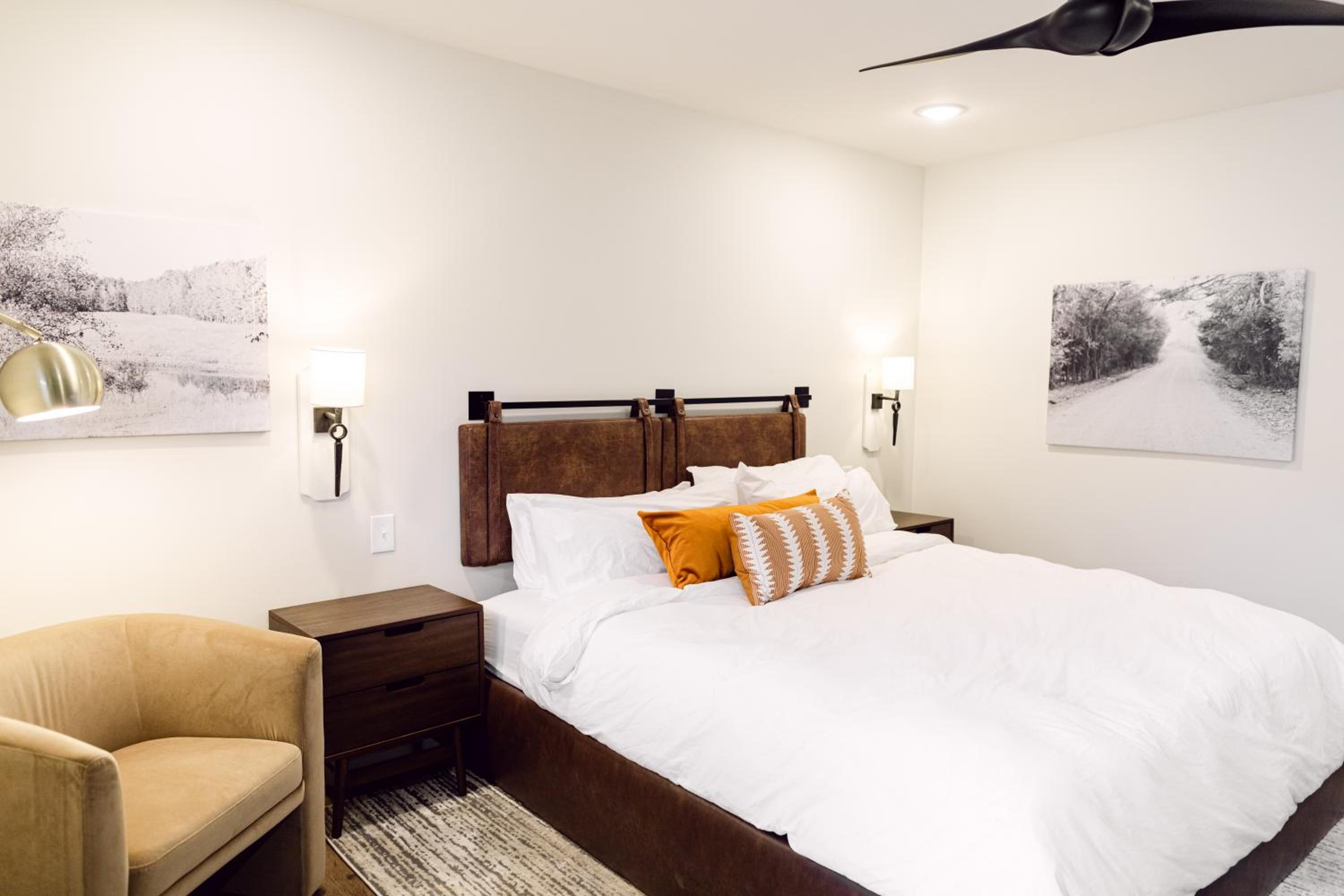 Deluxe King Room - Photo 16