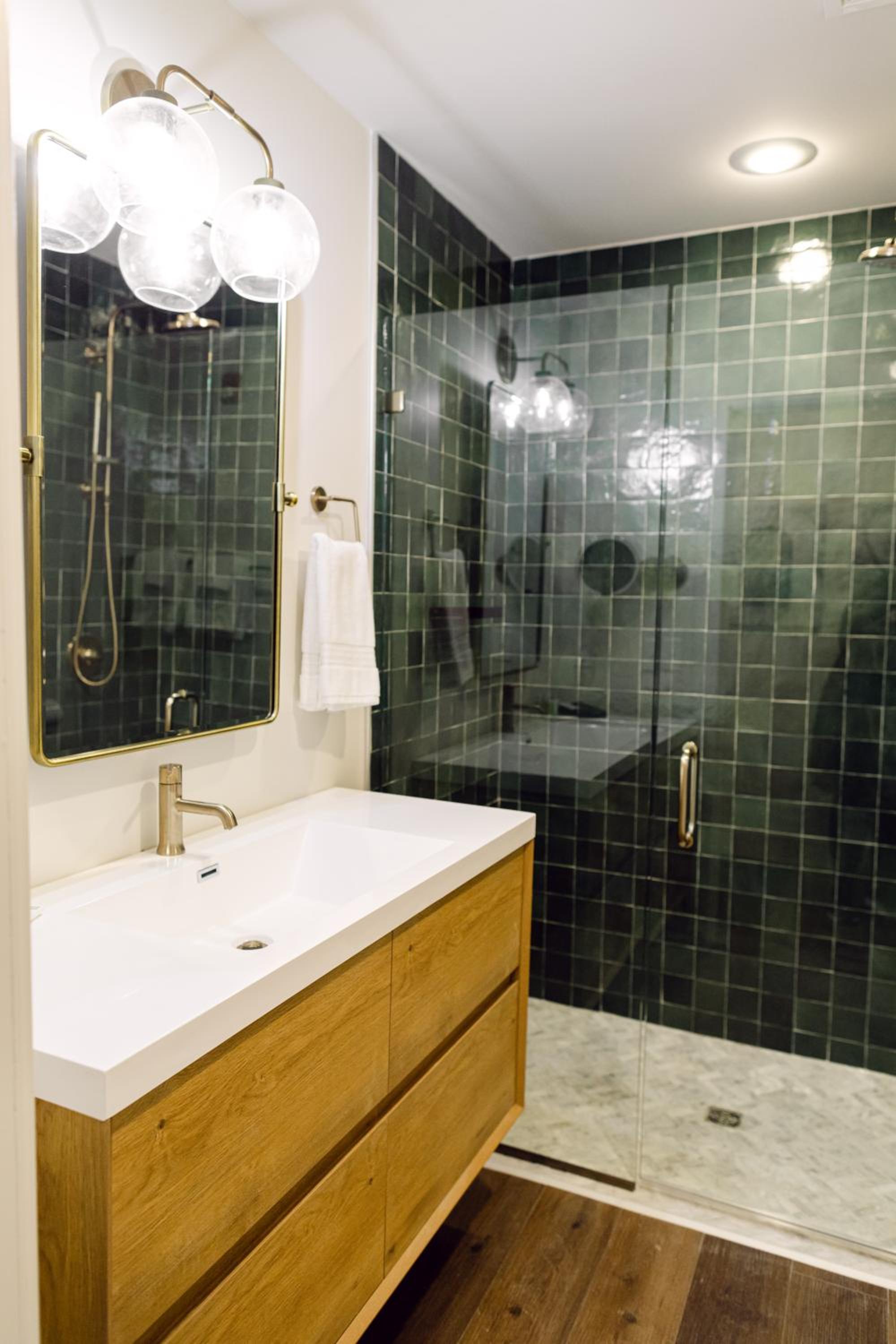 Deluxe King Room - Photo 11