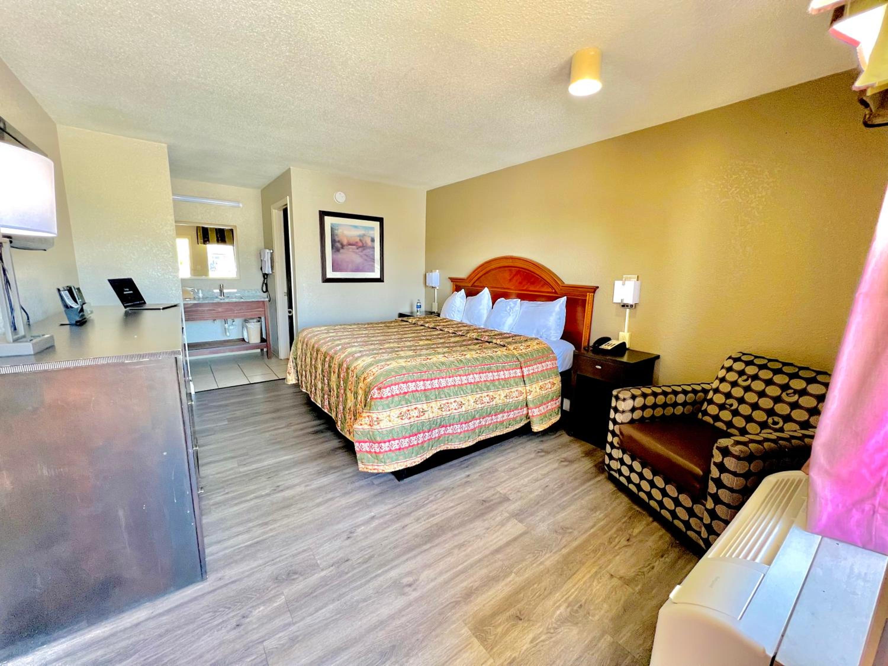 King Room - Accessible/Non-Smoking - Photo 7