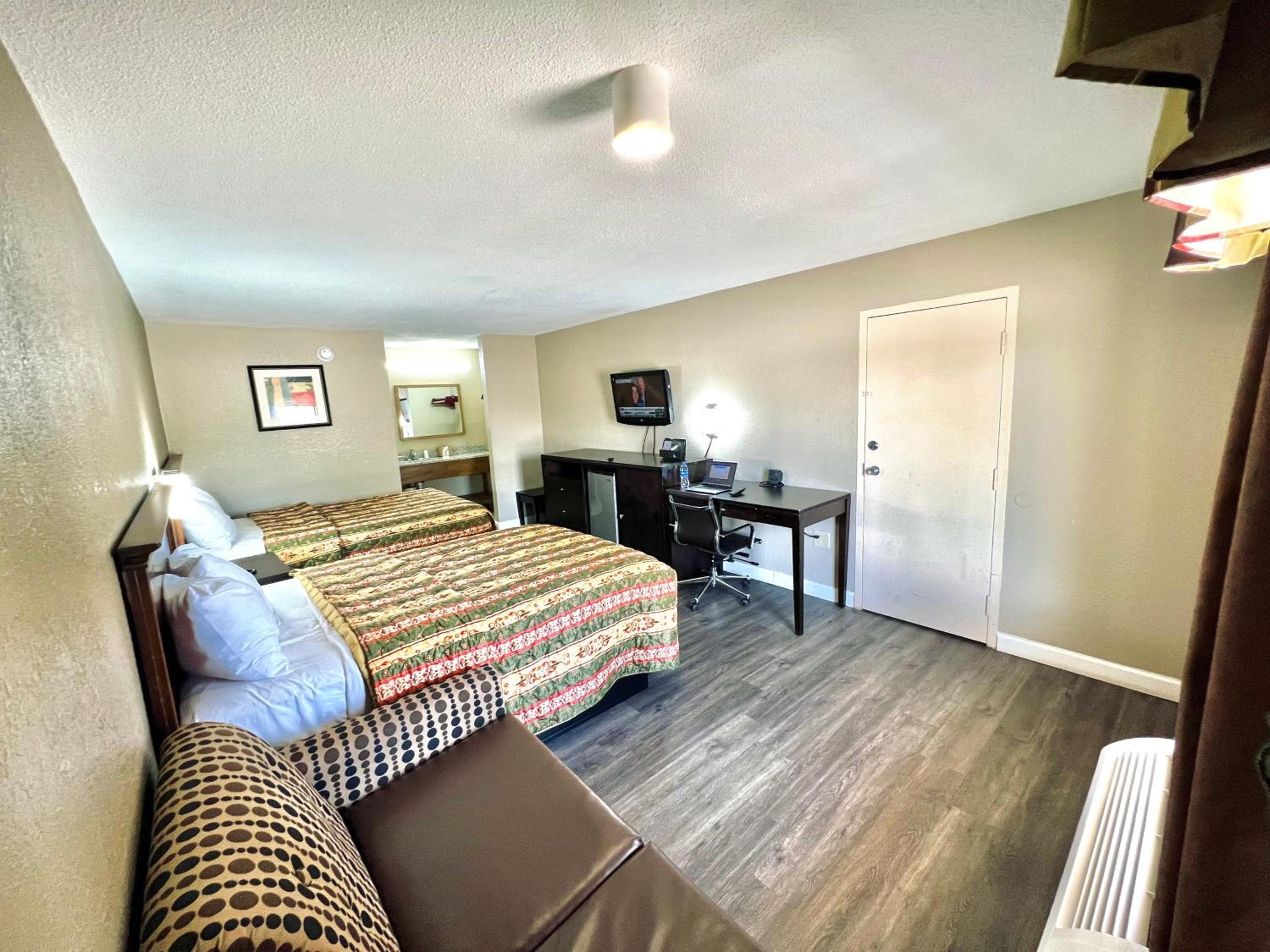 Double Room with Two Double Beds - Non-Smoking - Photo 3