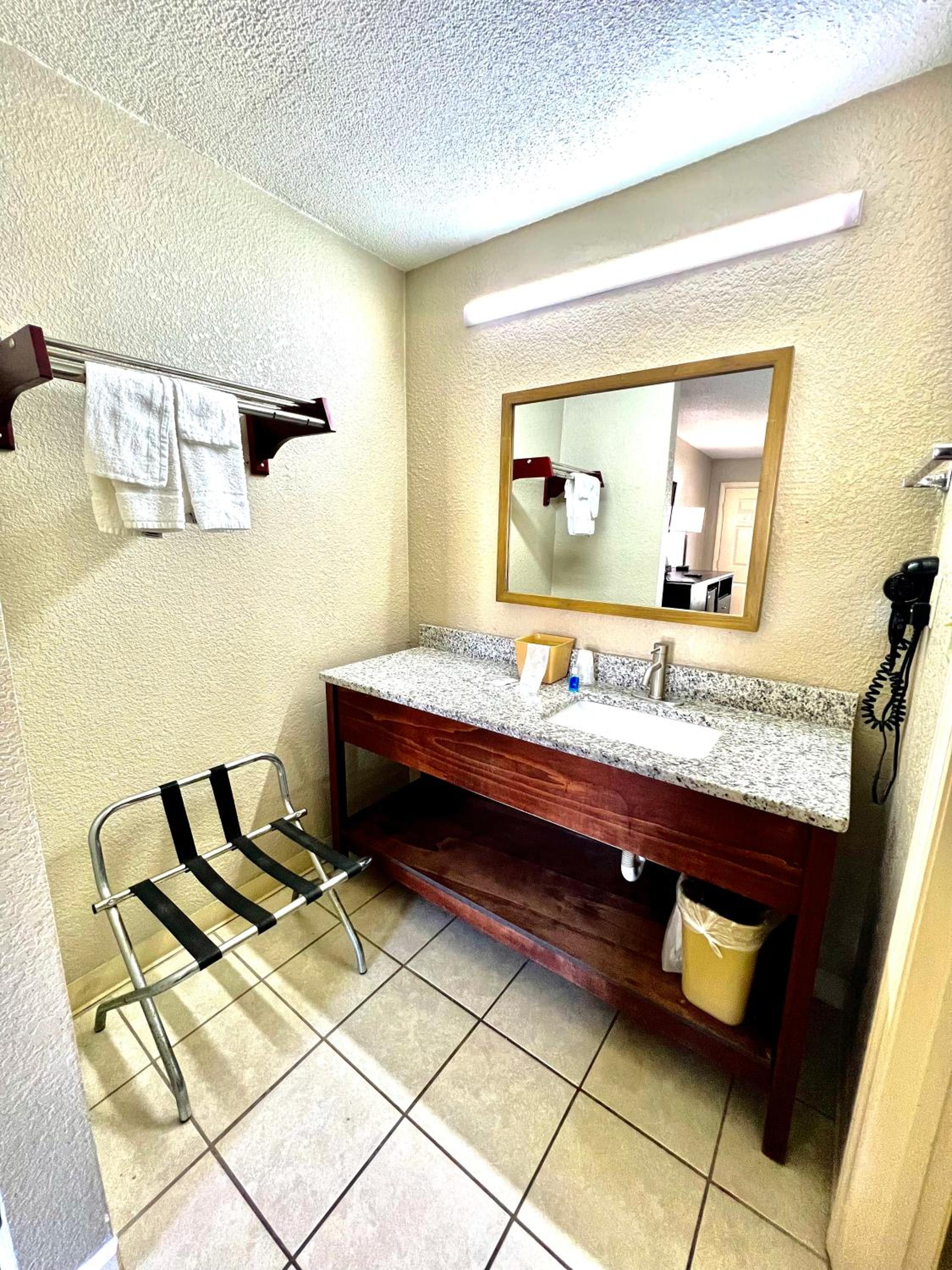 Double Room with Two Double Beds - Non-Smoking - Photo 9
