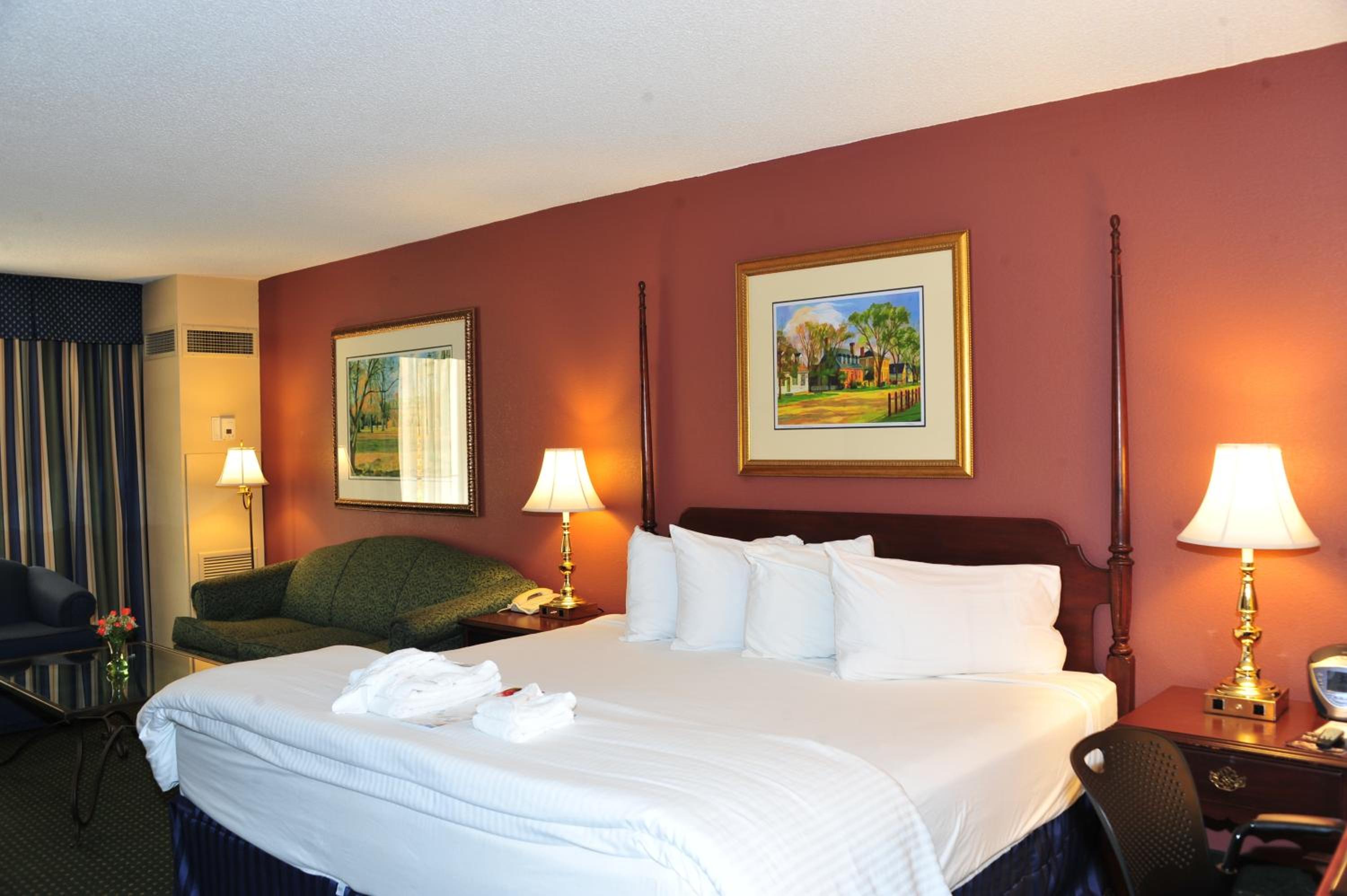 Junior King Suite - Non-Smoking photo 3