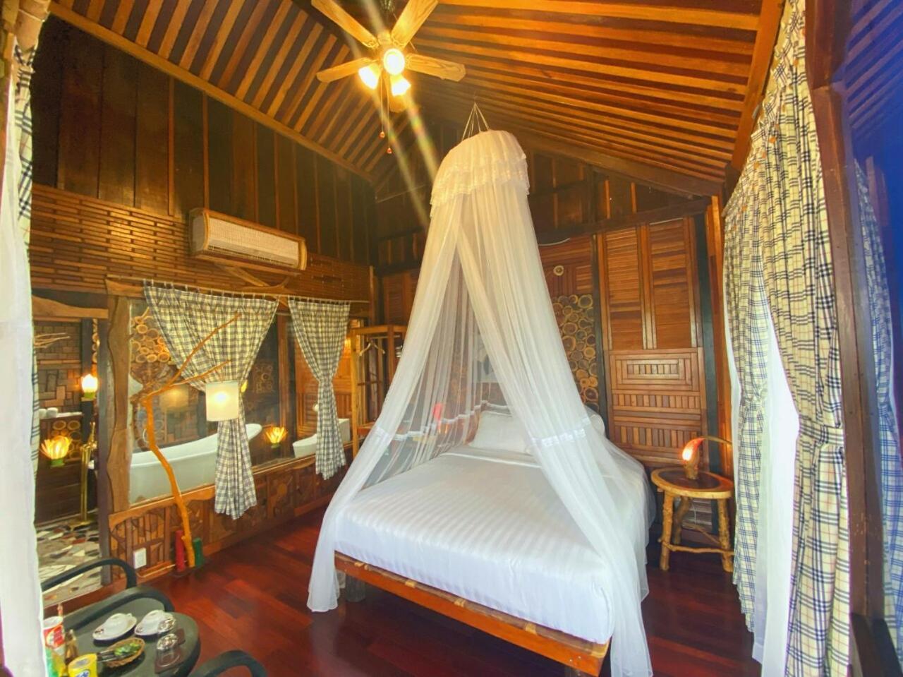 Double Room with Lake View - Photo 8