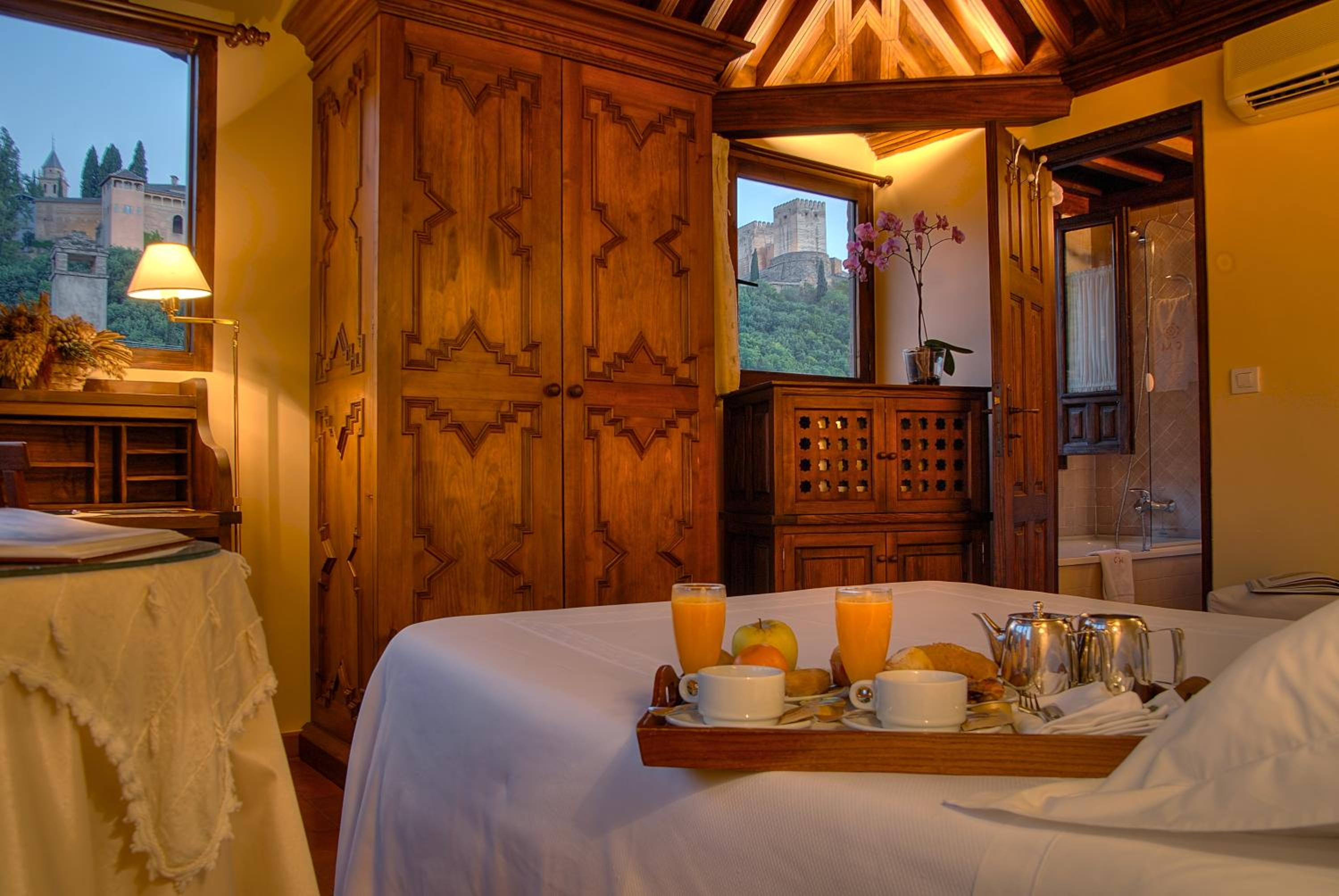 Double Room with frontal Alhambra view photo 3