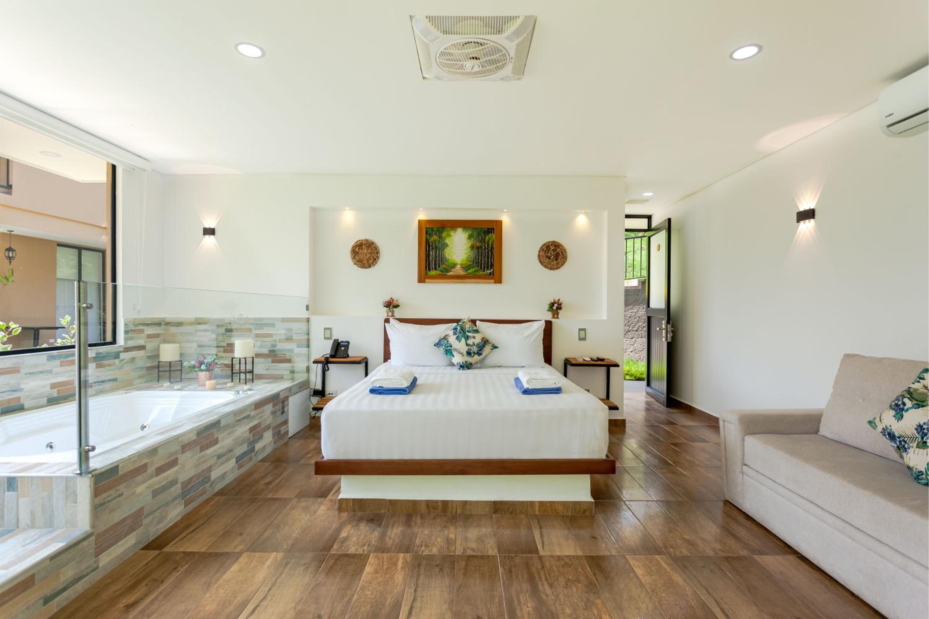 Deluxe Suite with Spa Bath