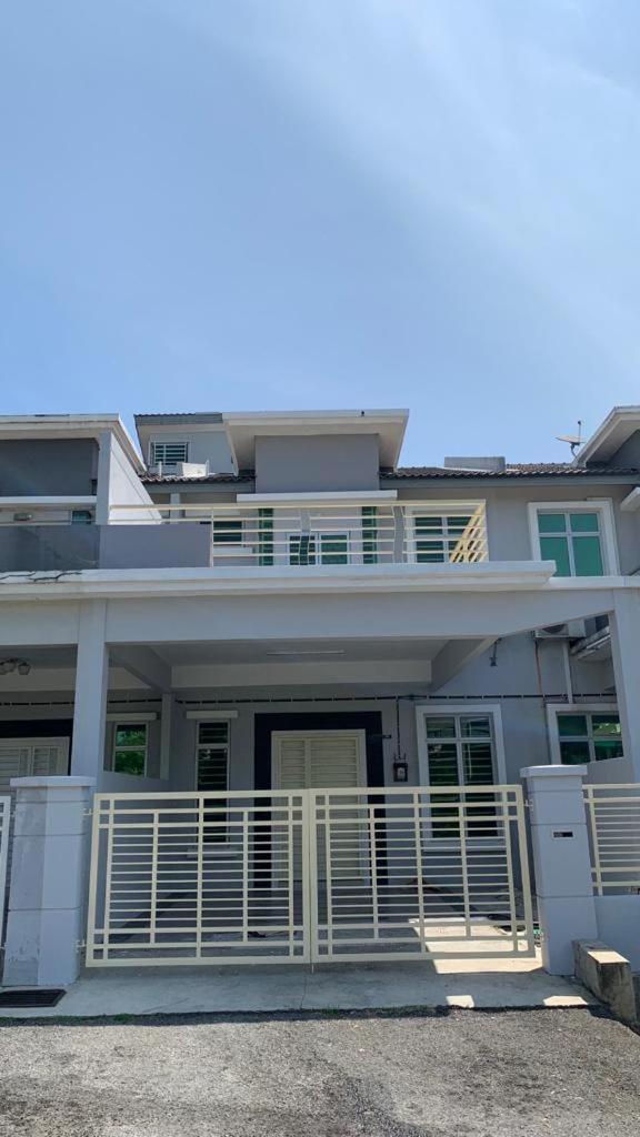 Four-Bedroom House photo 3