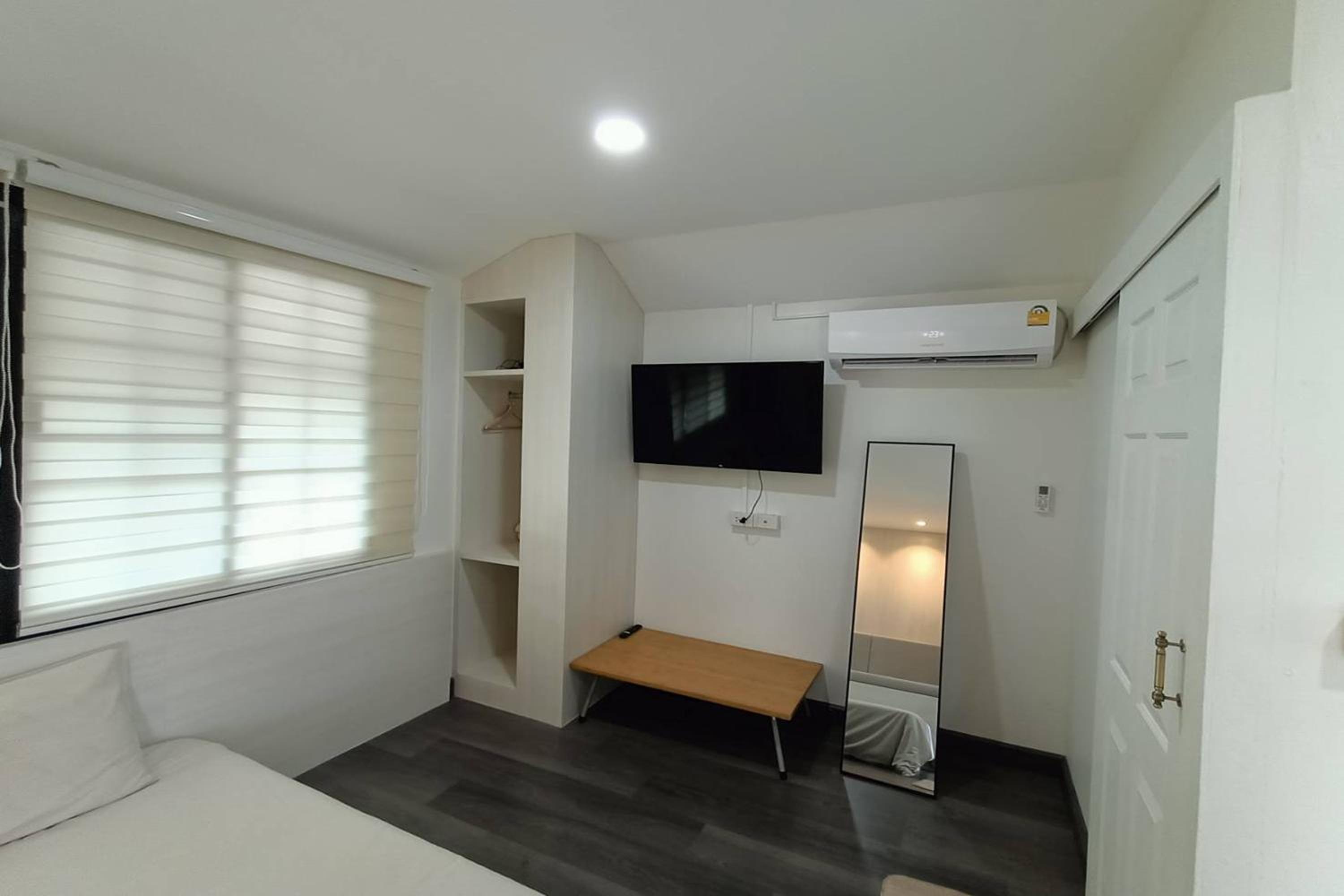 Family Room with Mountain View - Photo 5