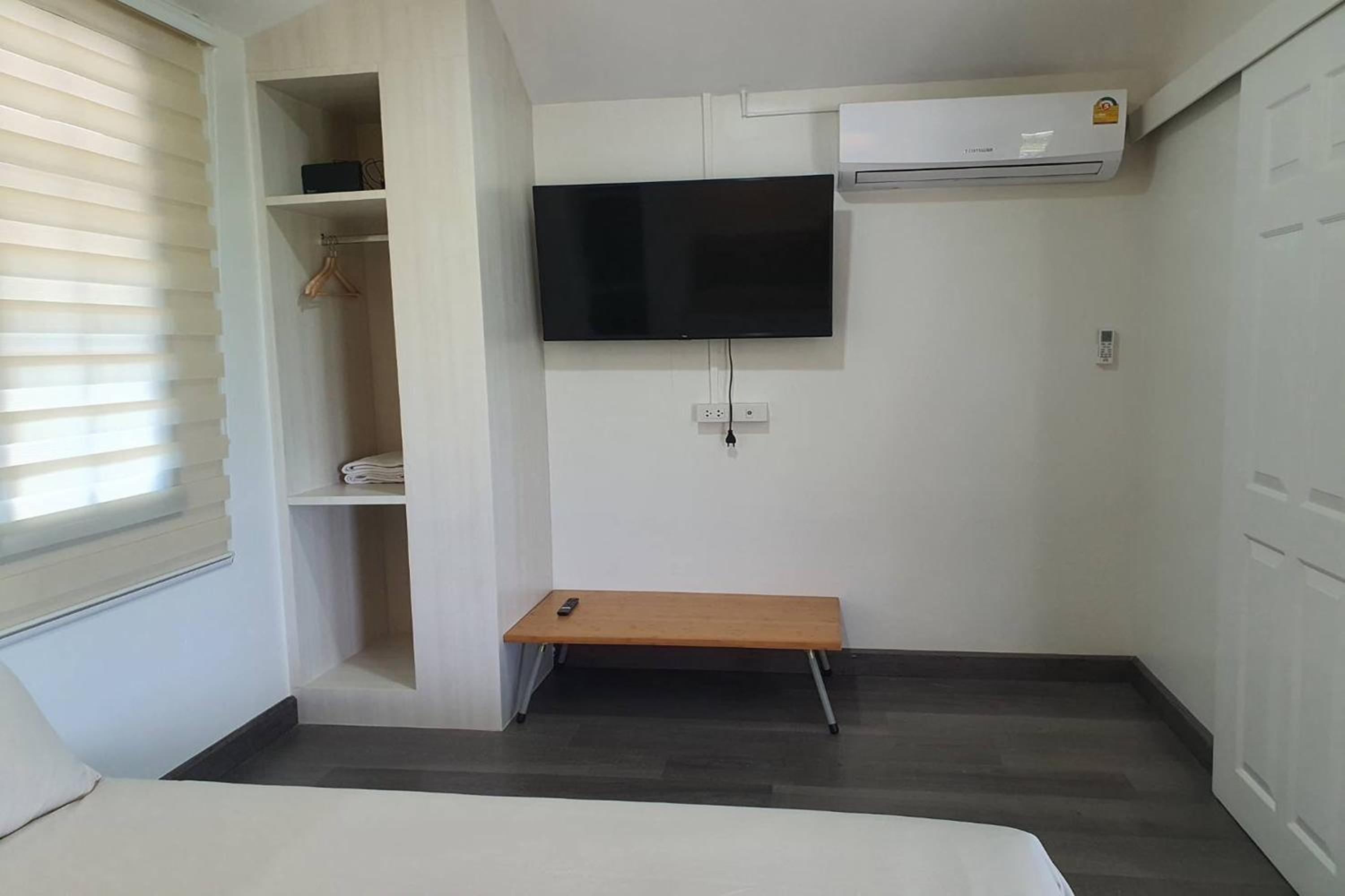 Family Room with Mountain View - Photo 2