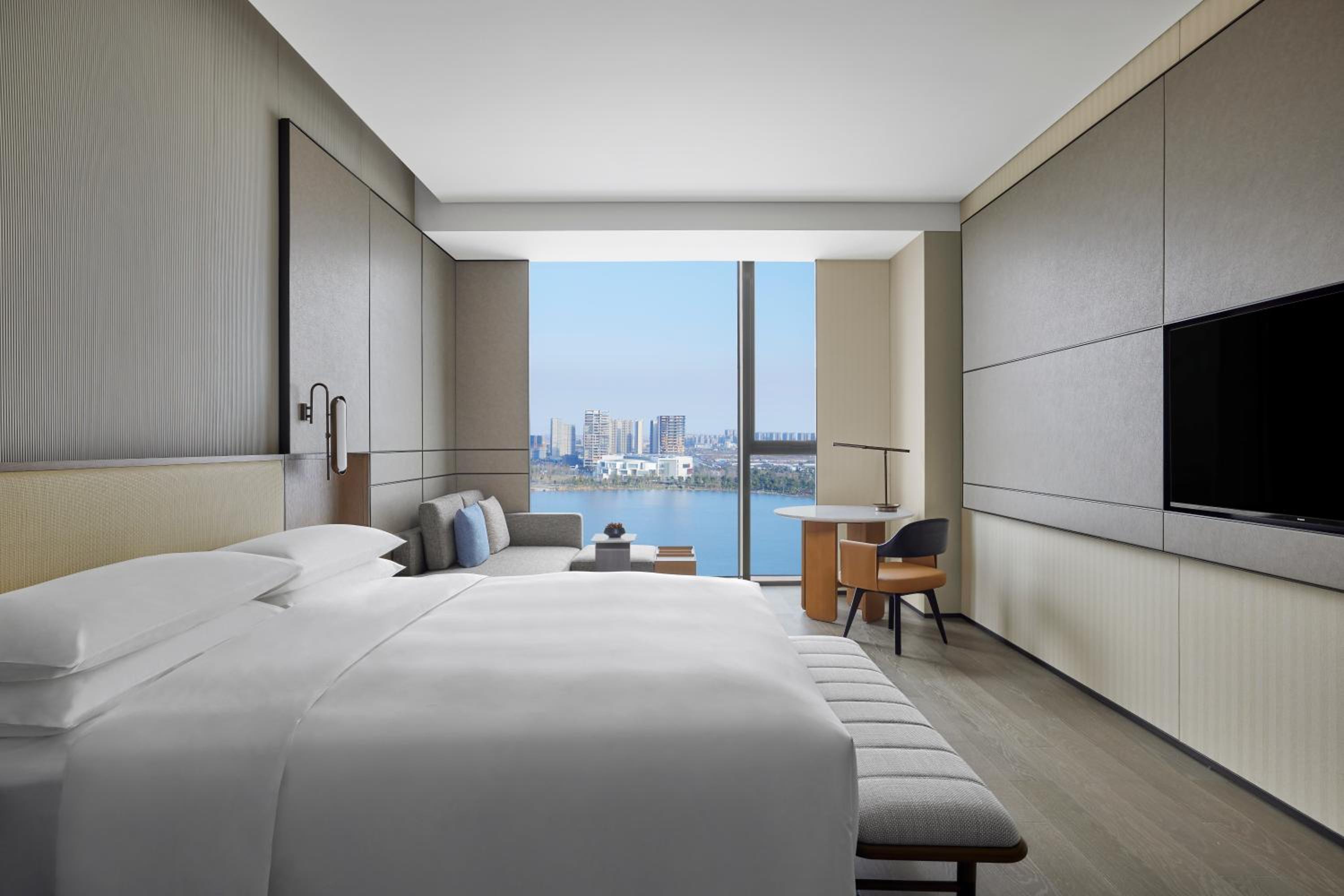 Premier King Room with Lake View - Photo 2