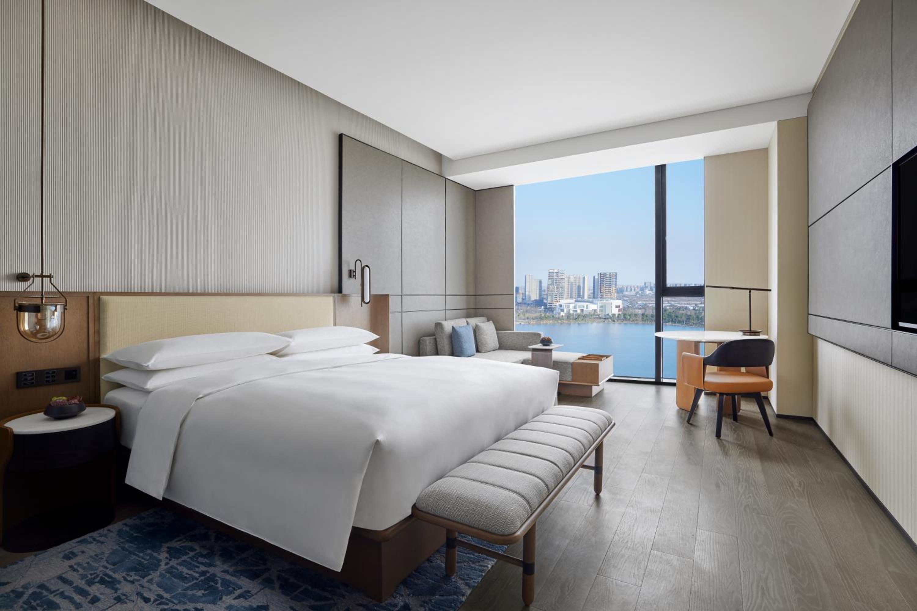 Executive King Room with Lake View - Club Lounge Access - Photo 3