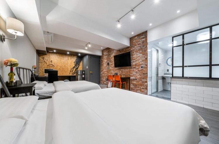 Twin Room - Photo 3