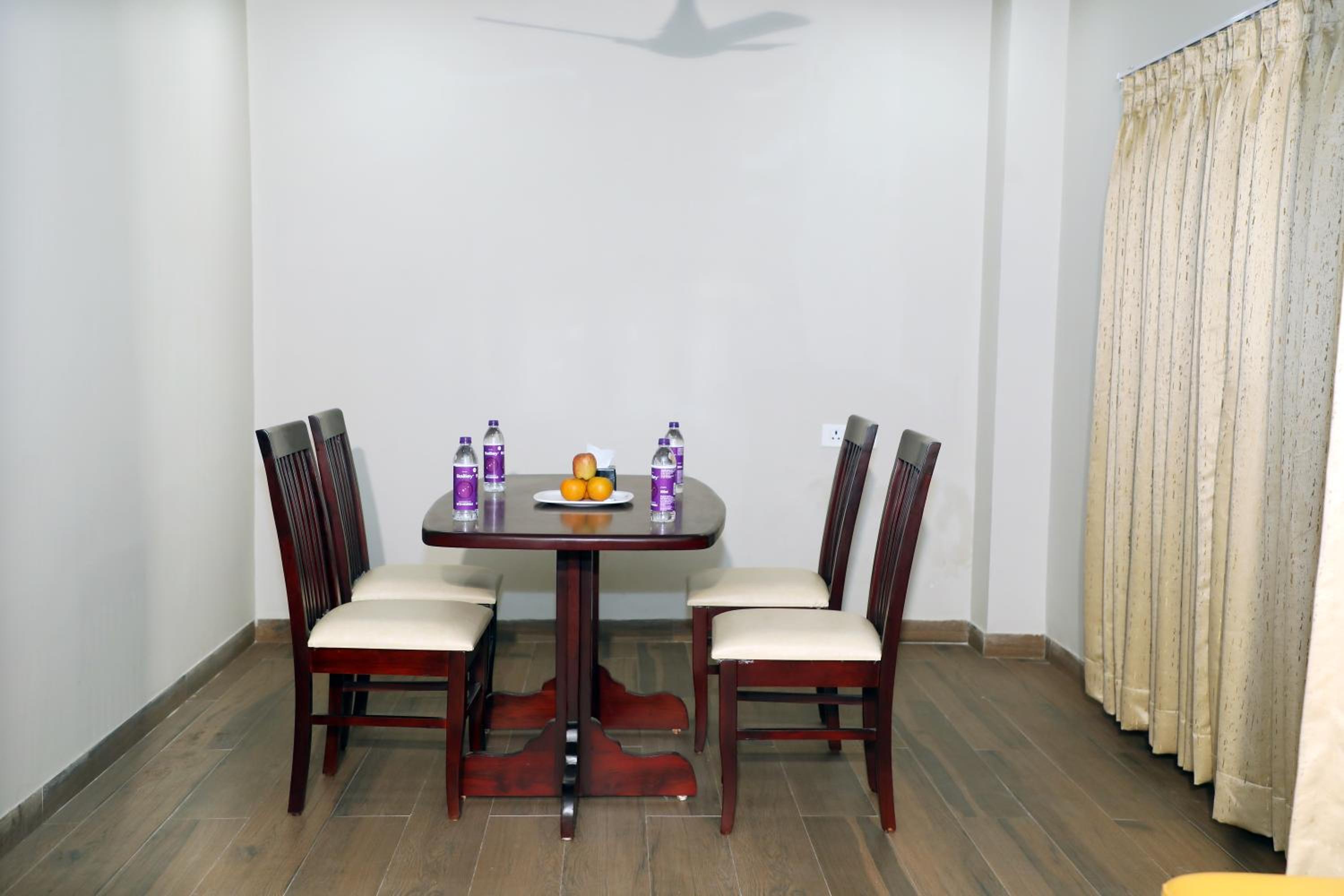 Suite - Photo 11
