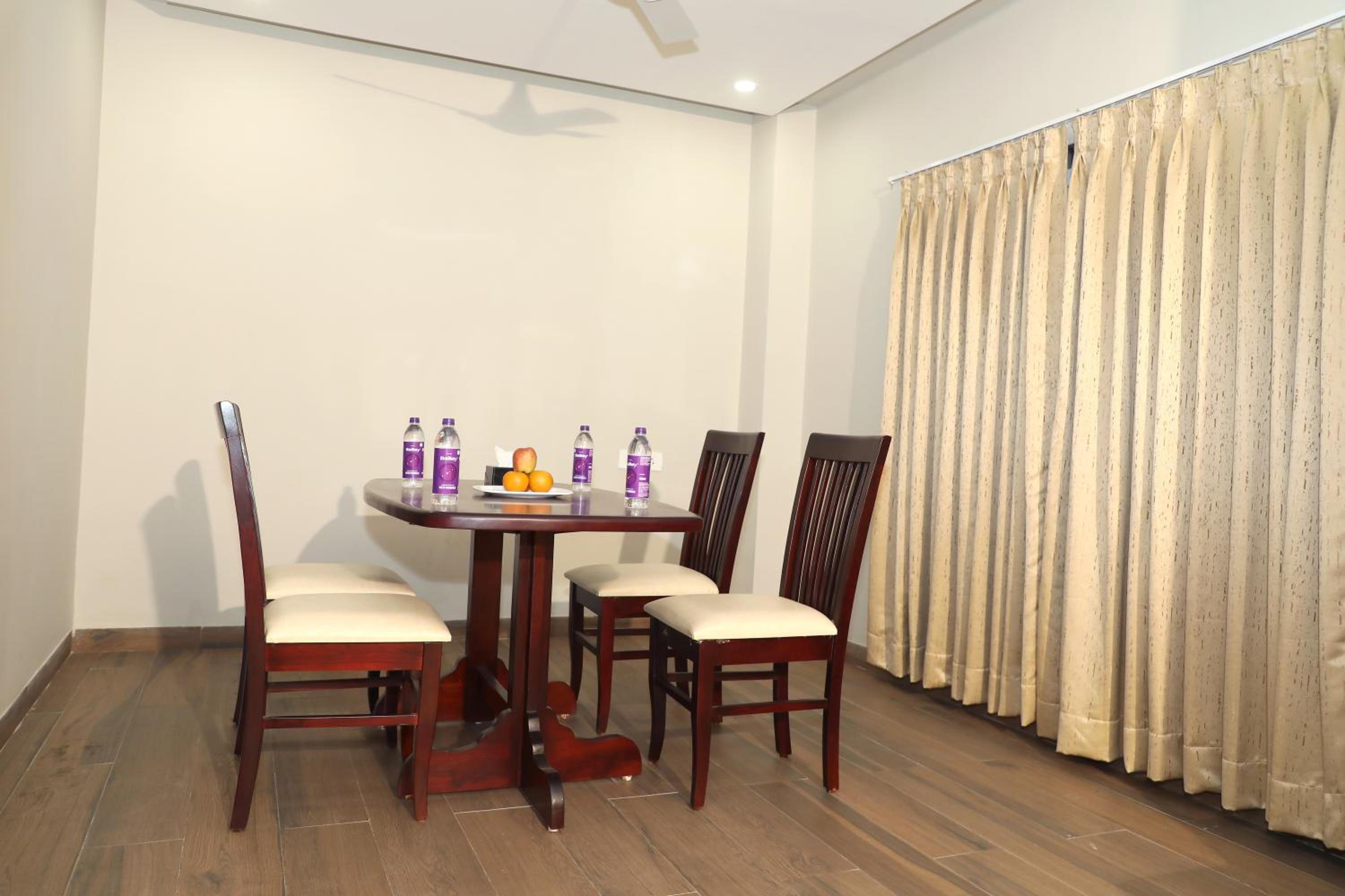 Suite - Photo 9
