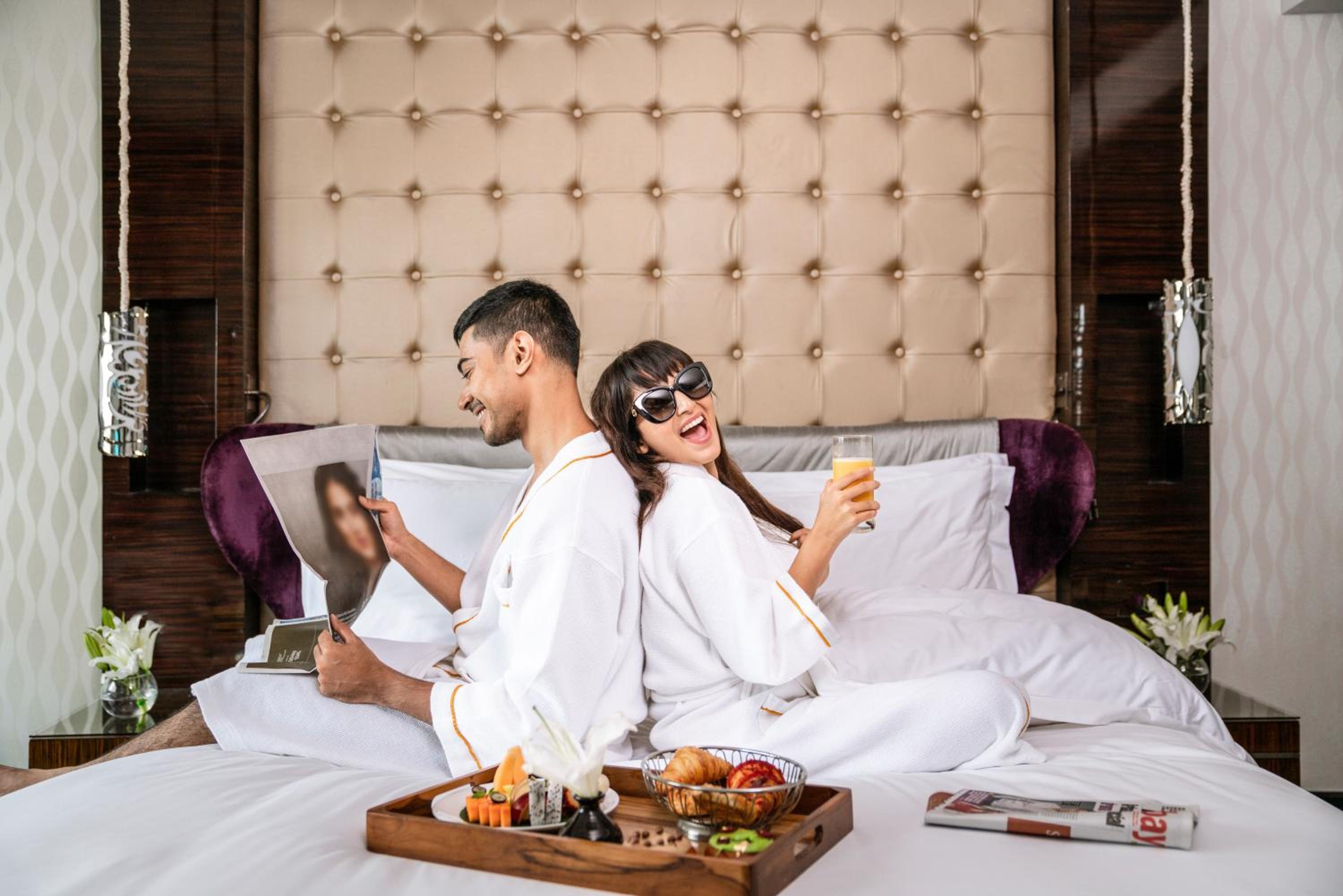 Junior Suite, King Bed with Lounge Access, Breakfast, Hi-tea, Cocktail Hours, Meeting Room access for an Hour, Airport Transfers (T1 & T2) thumbnail 6