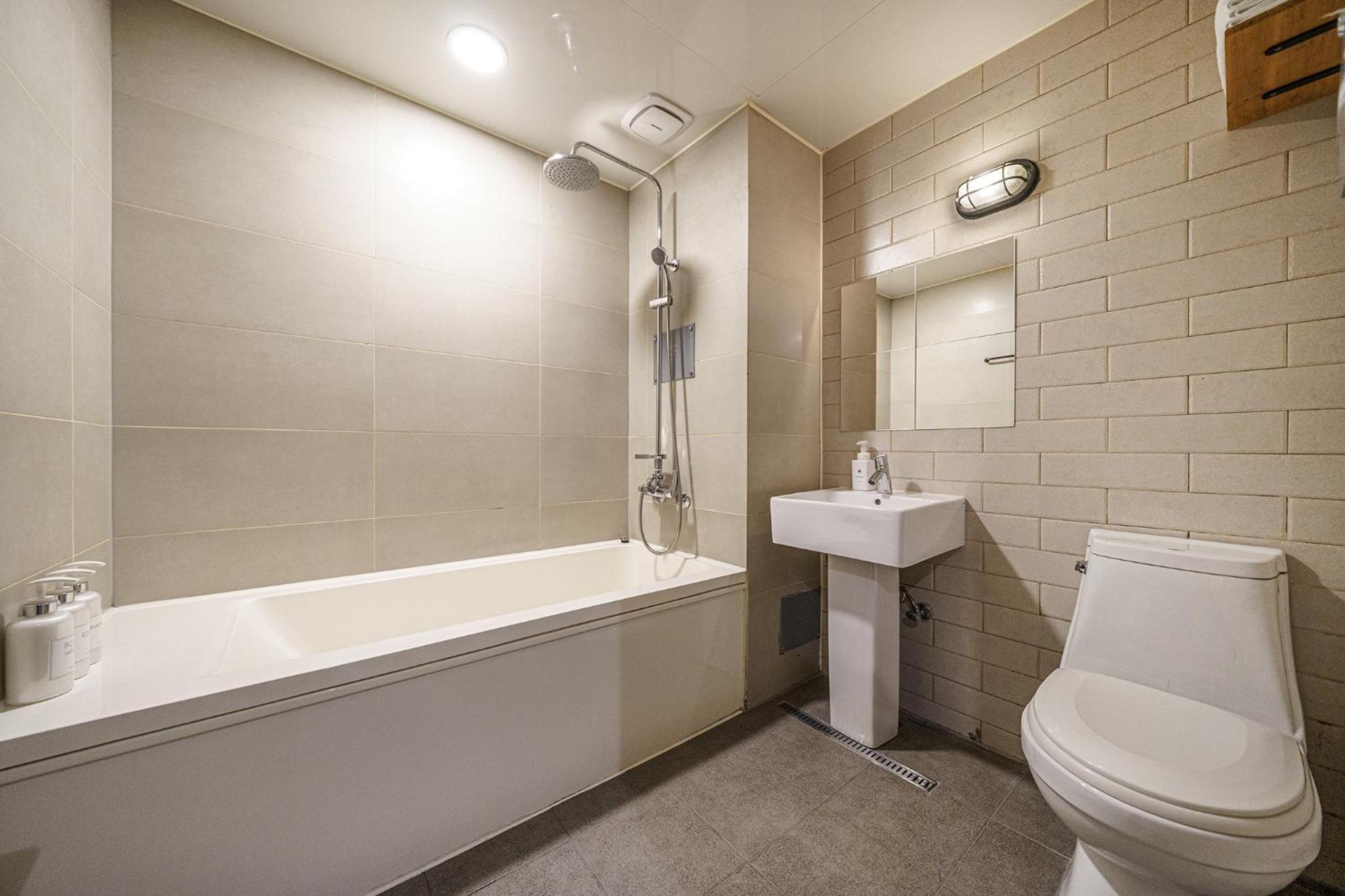 Economy Double Room - Photo 10