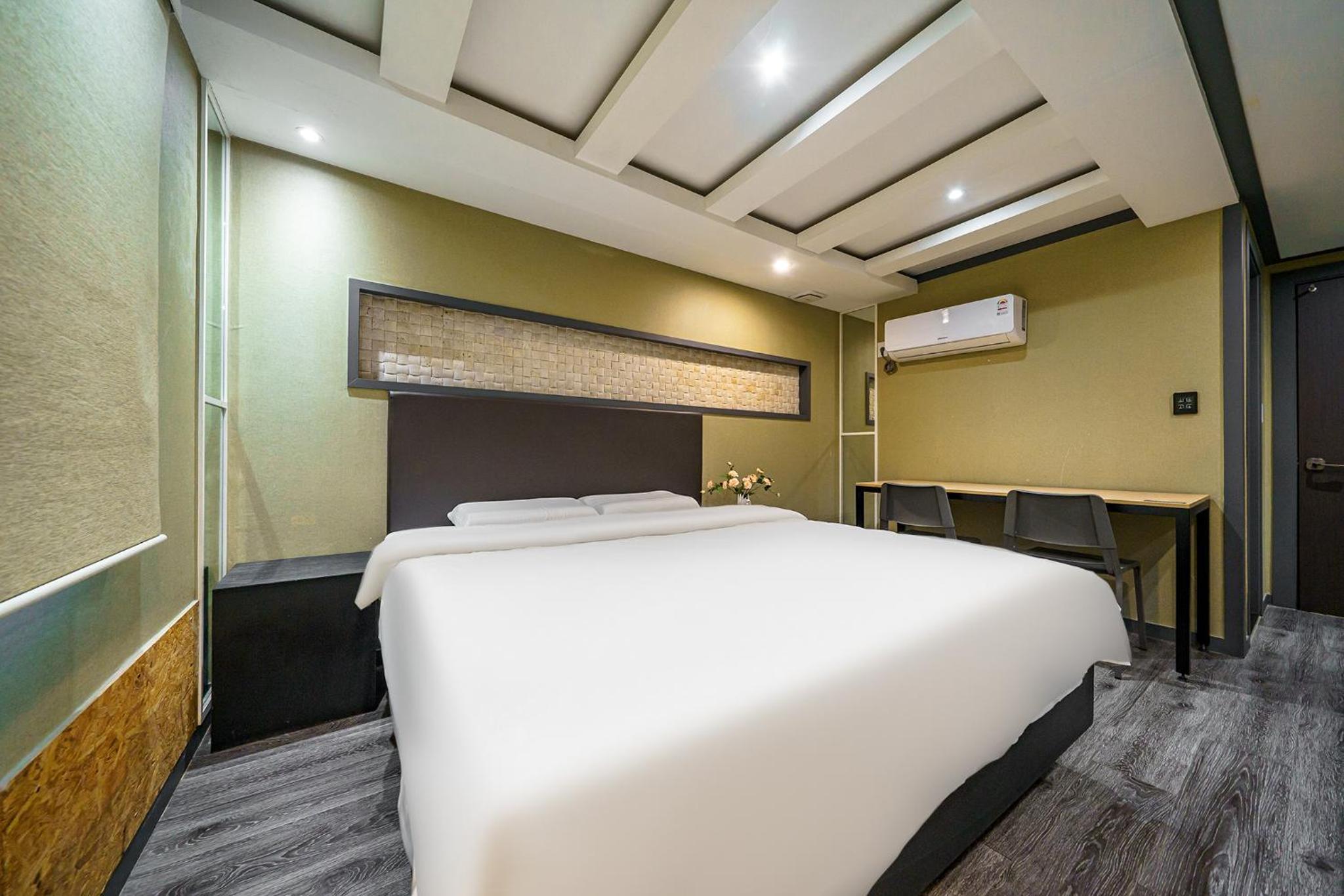 Economy Double Room - Photo 11