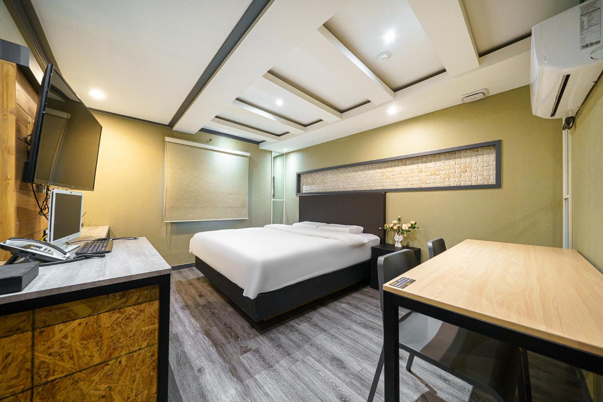 Economy Double Room - Photo 12