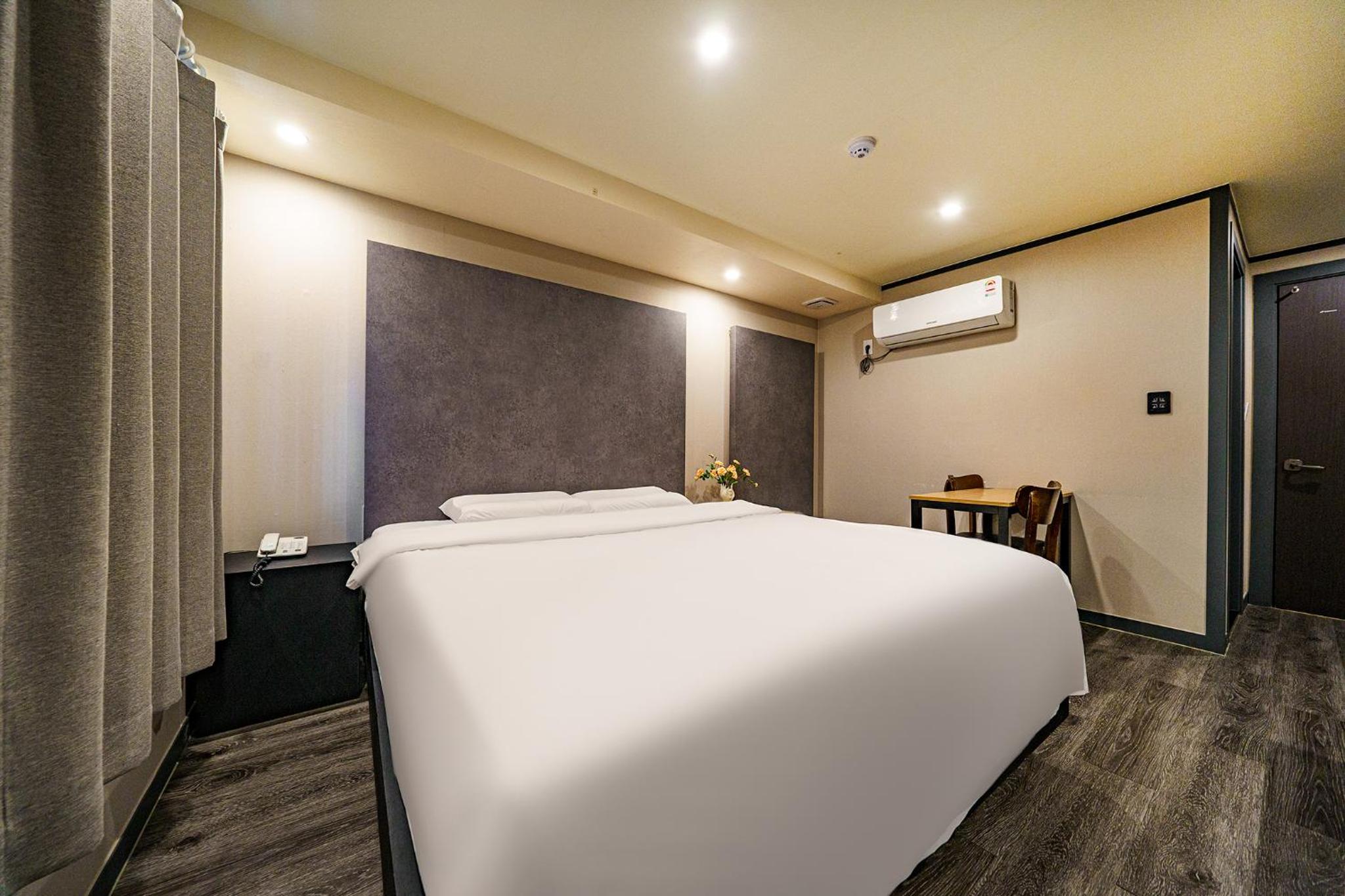 Economy Double Room - Photo 14