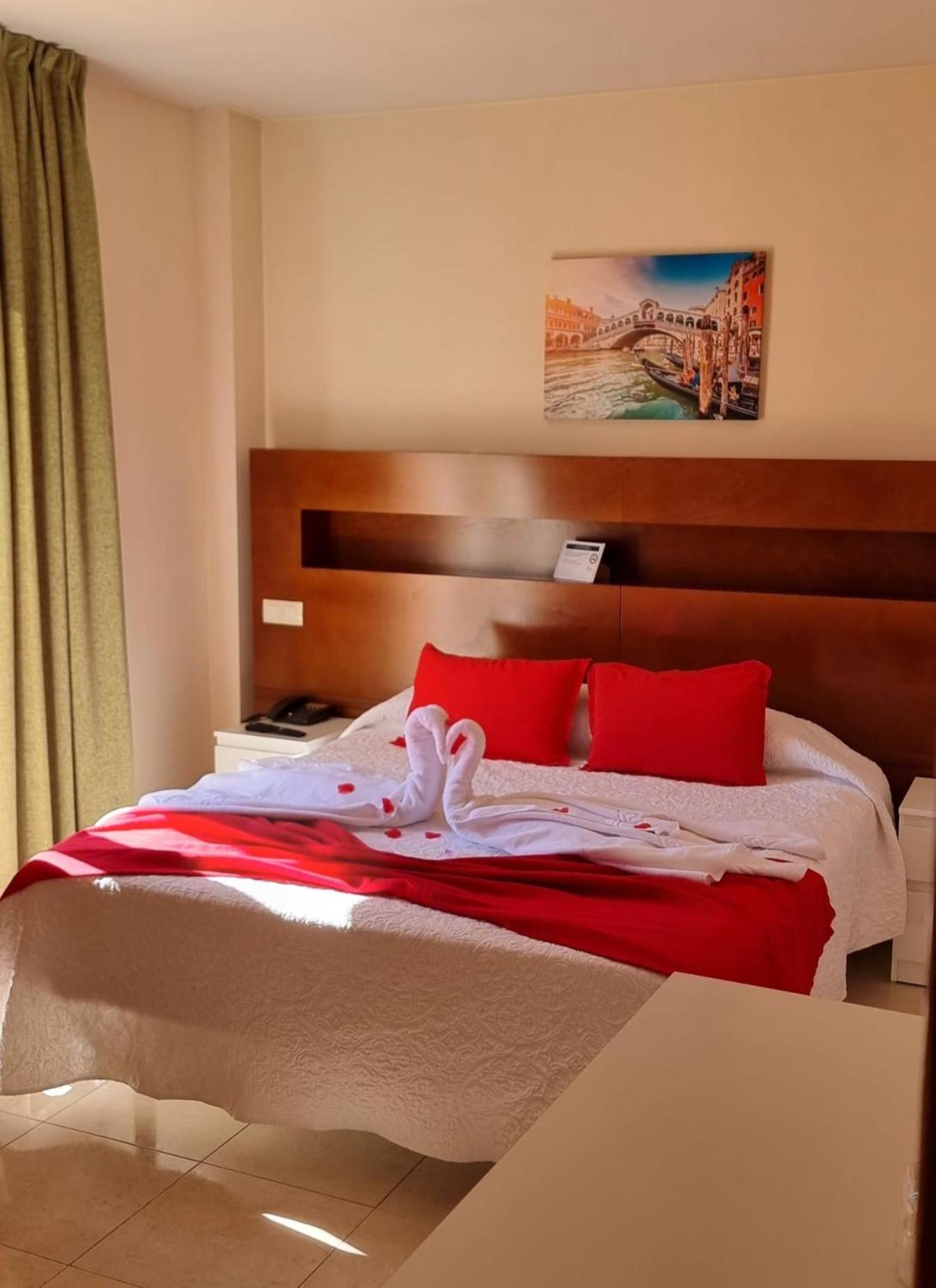 Queen Room with Balcony photo 3