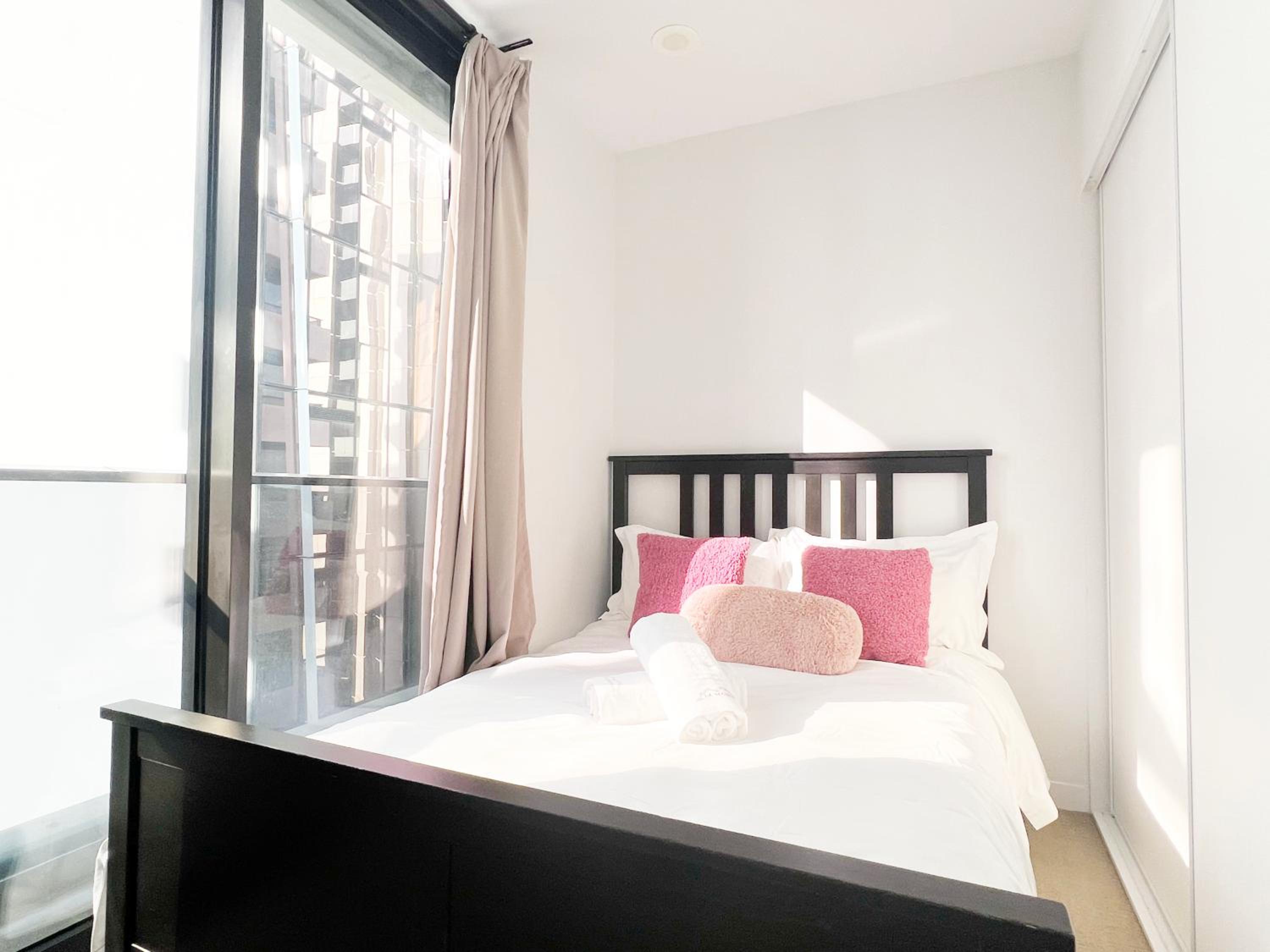 Apartment with Balcony - Photo 2