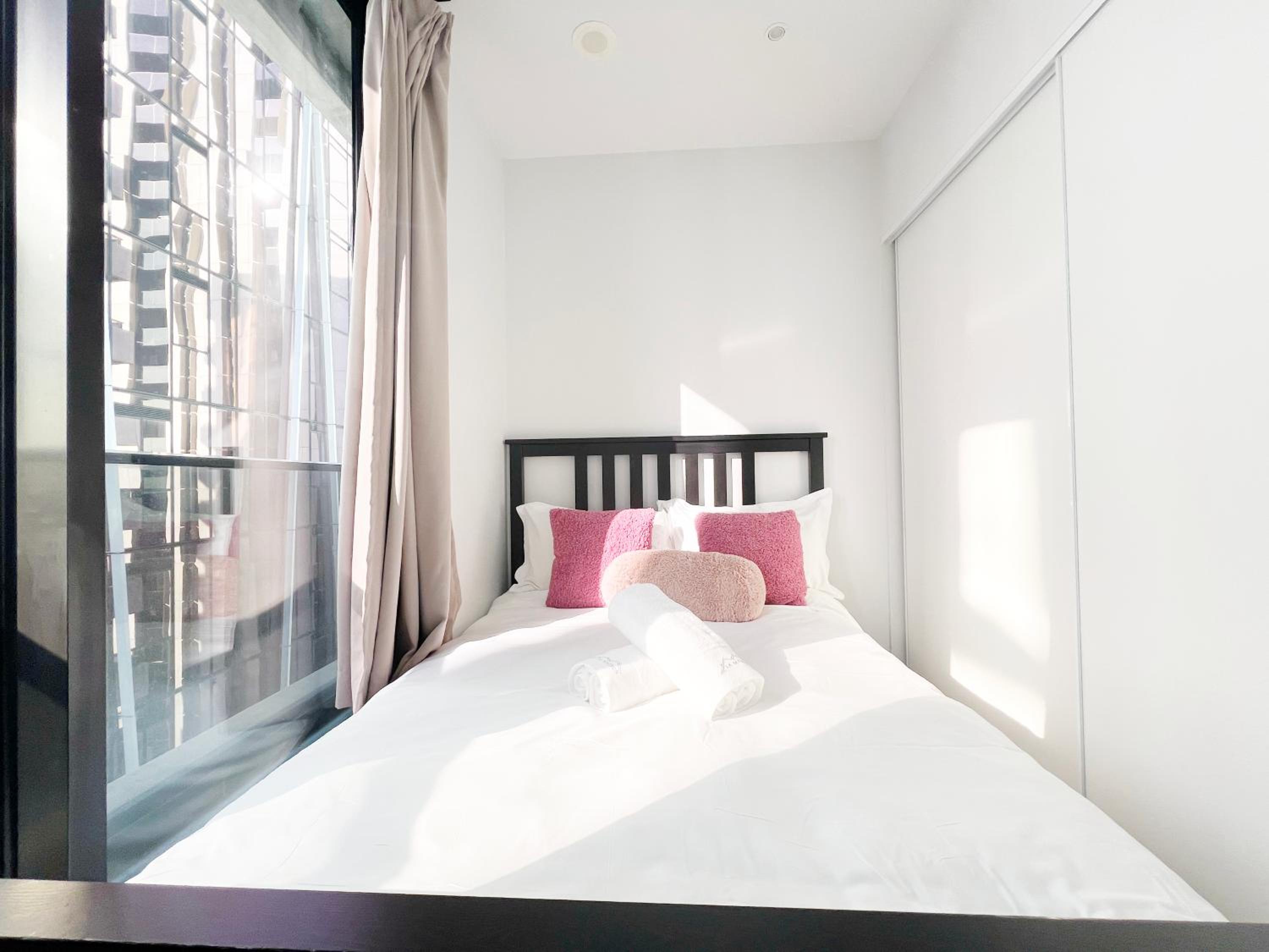 Apartment with Balcony - Photo 3
