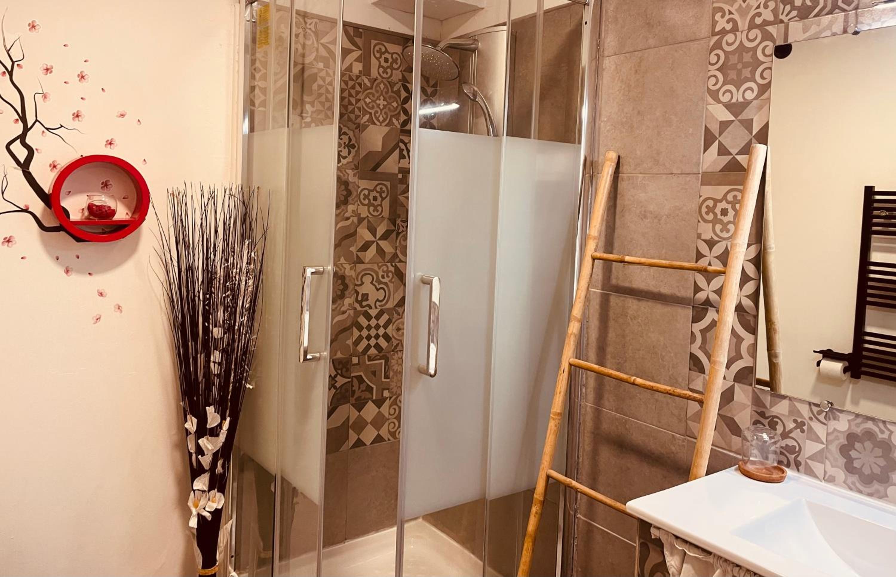 Large Double Room - Photo 3