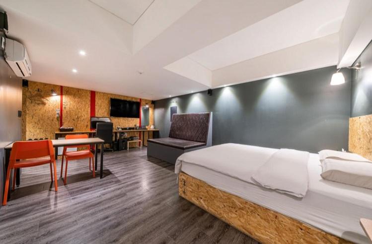 Suite - Photo 3
