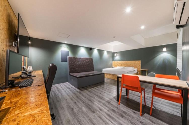 Suite - Photo 5