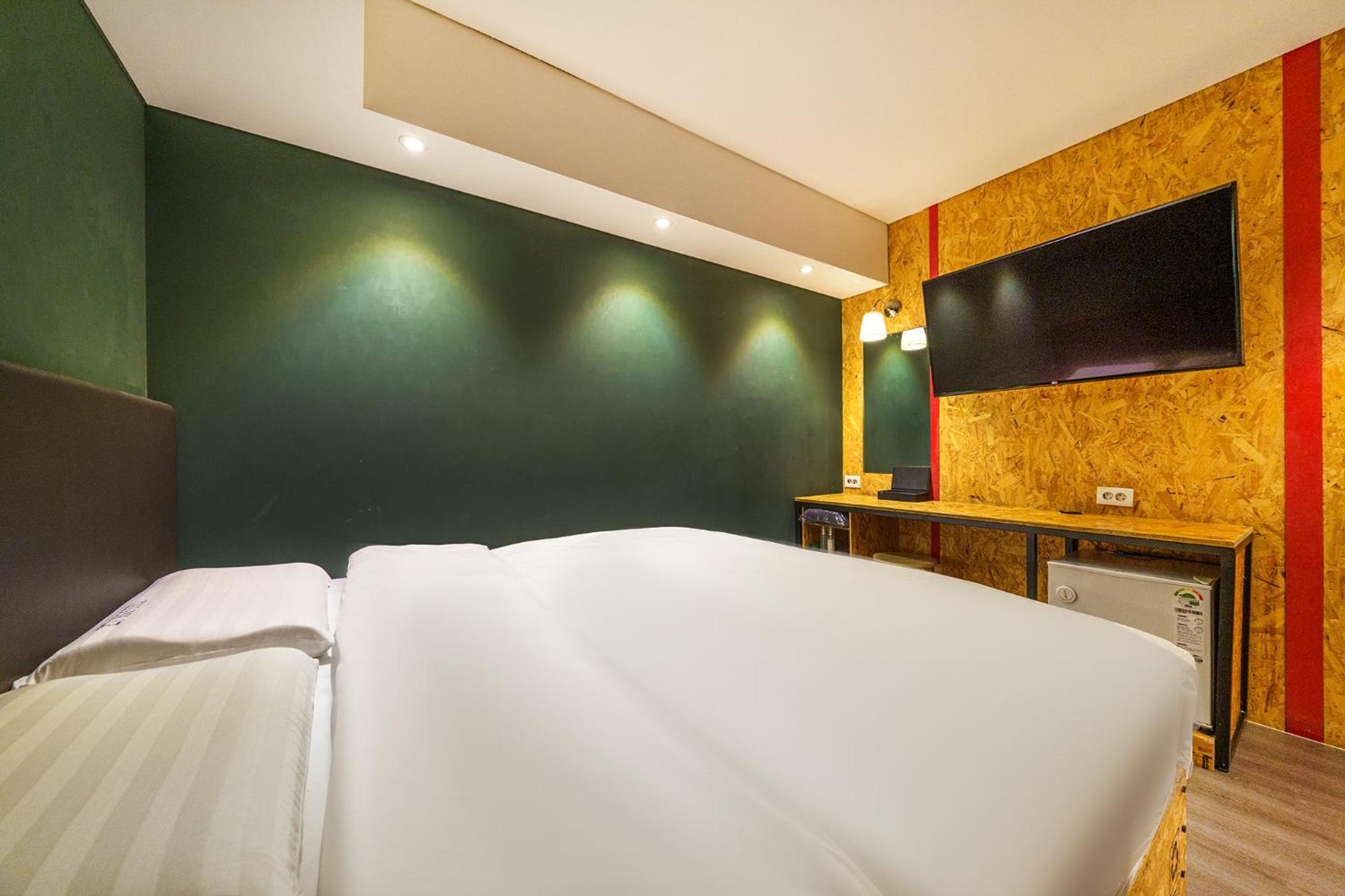 Suite - Photo 13