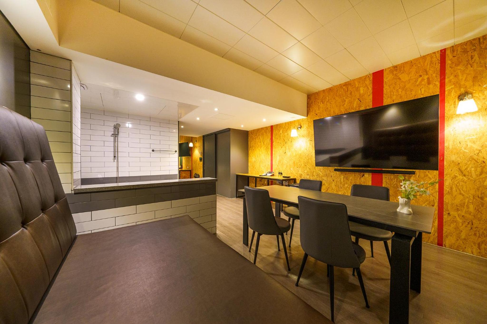 Suite - Photo 16