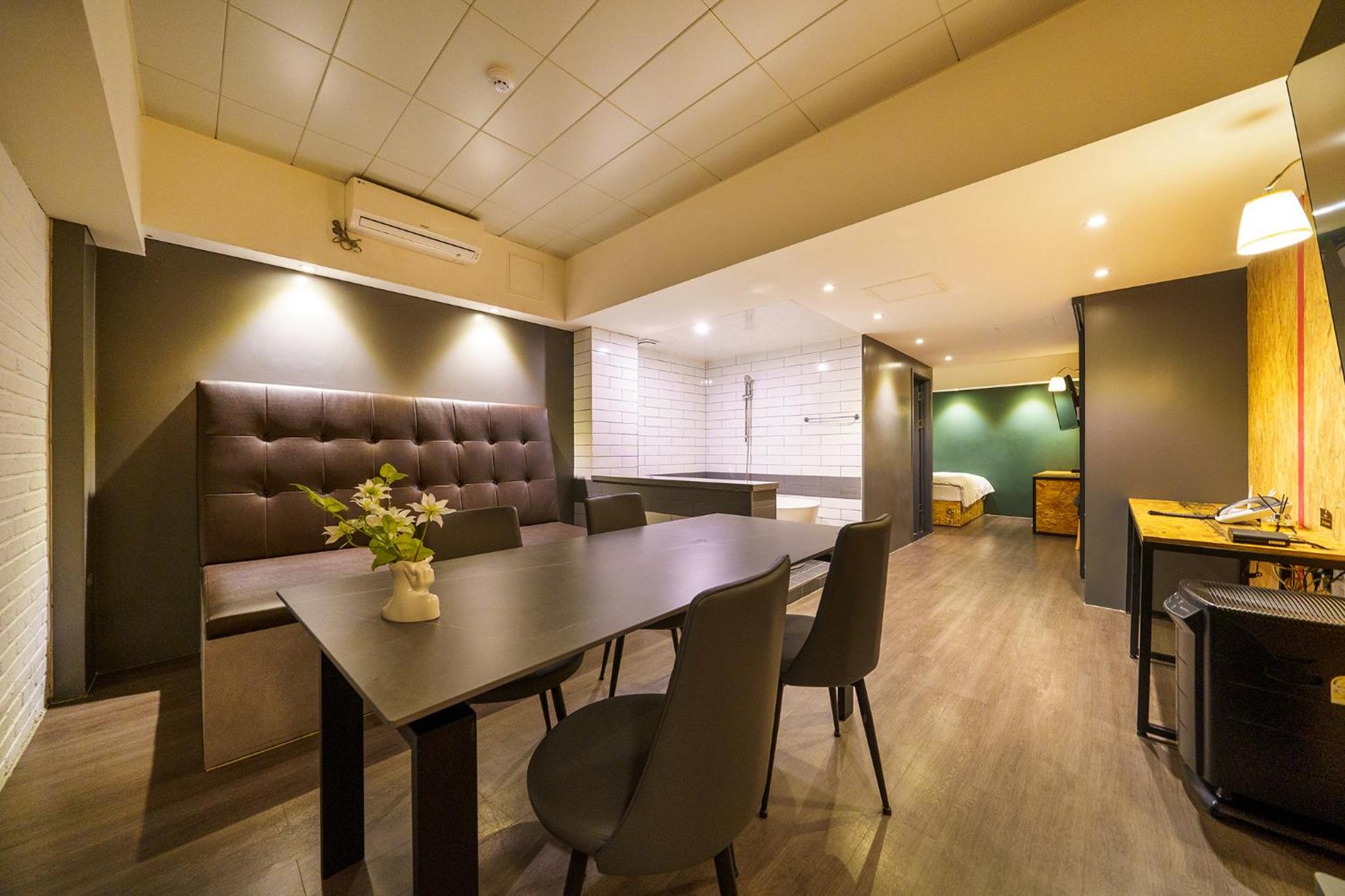 Suite - Photo 1