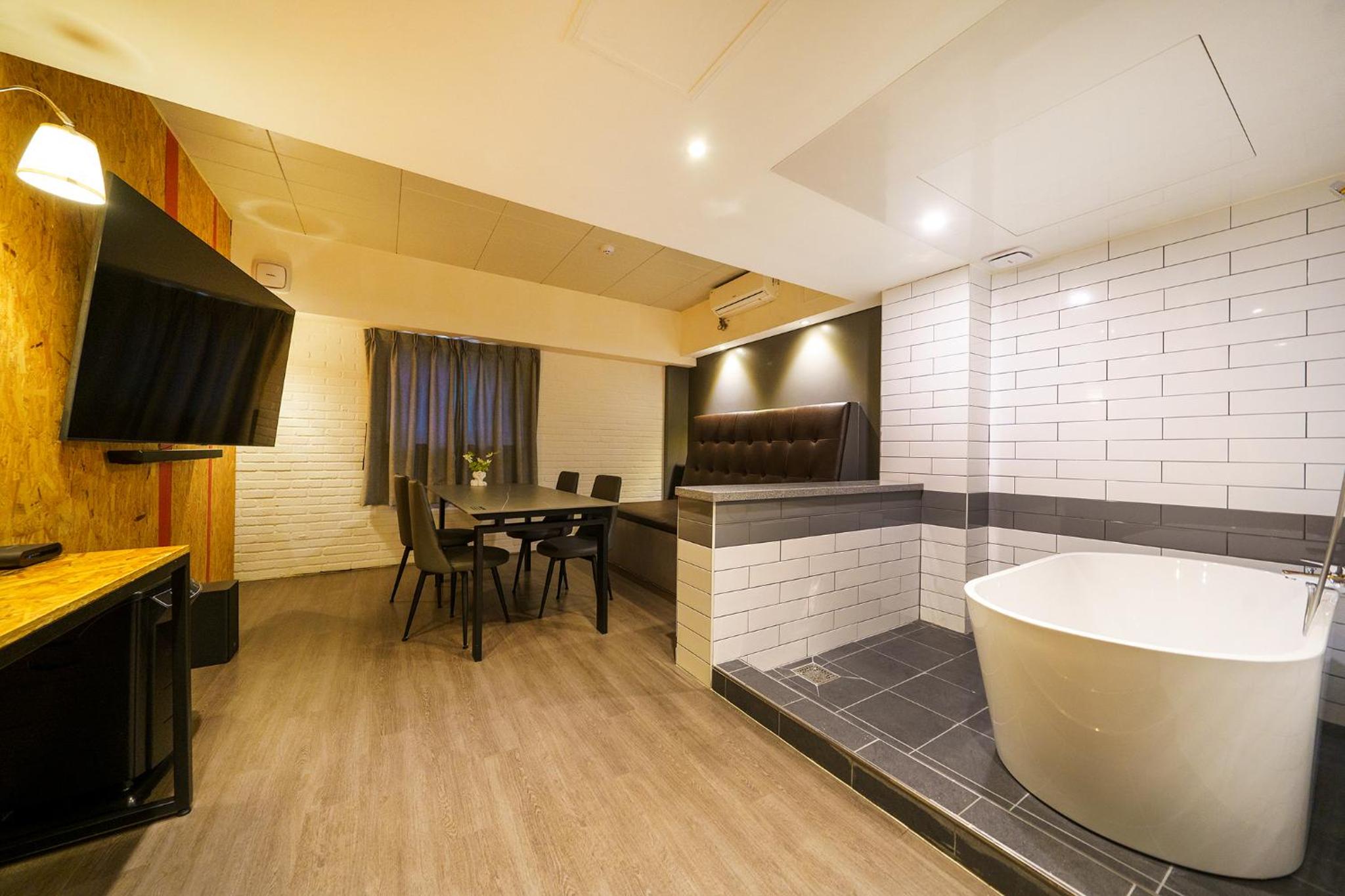 Suite - Photo 15