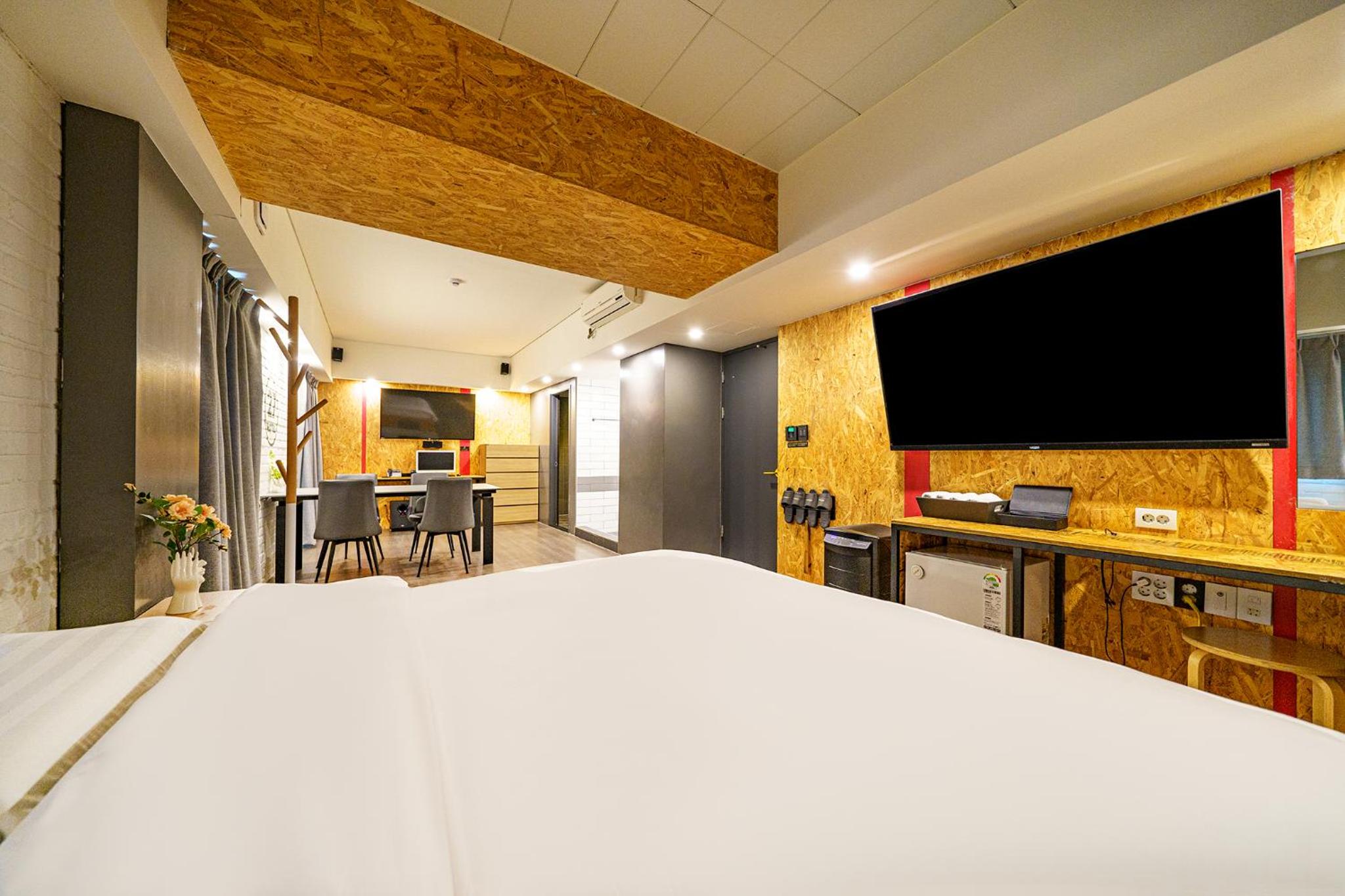 Suite - Photo 11