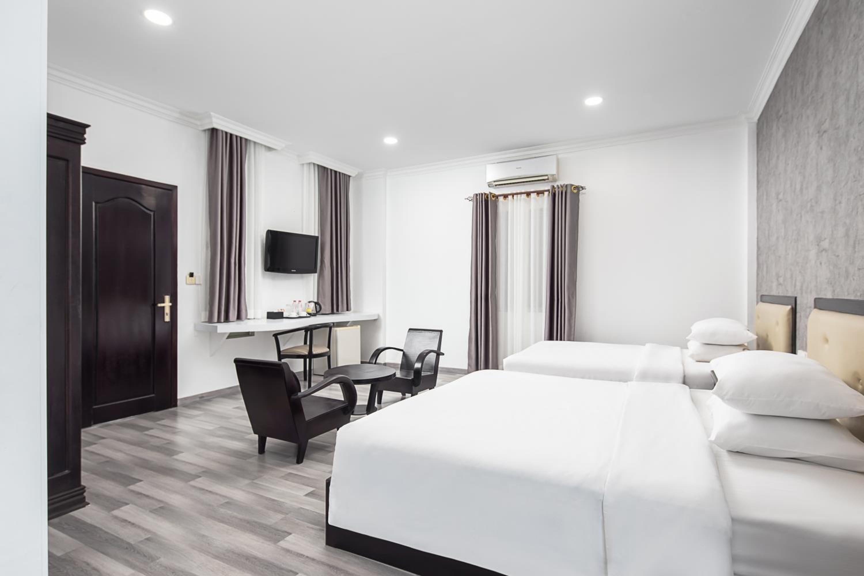 Premier Deluxe Triple, 1 Queen Bed + 1 Single Bed - Photo 3