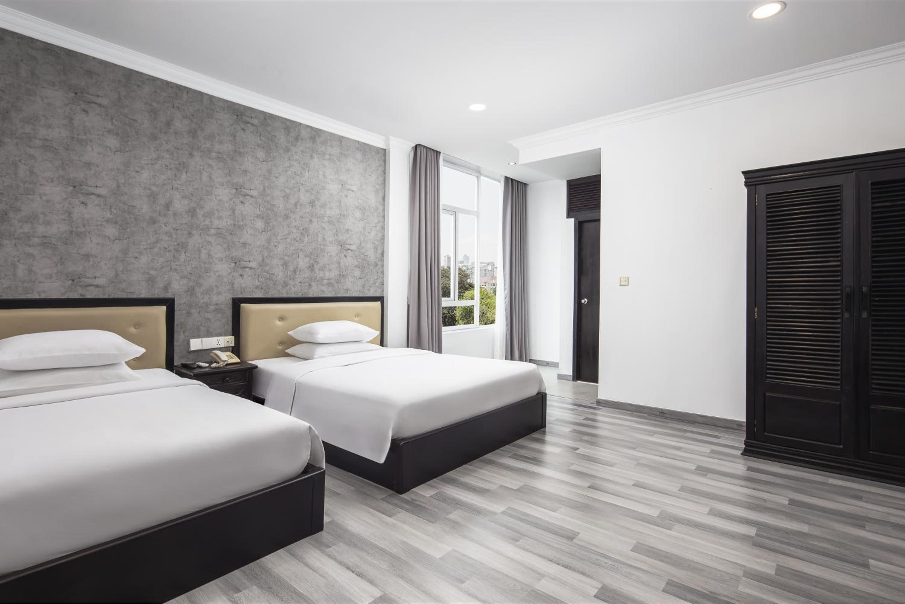 Premier Deluxe Triple, 1 Queen Bed + 1 Single Bed - Photo 1