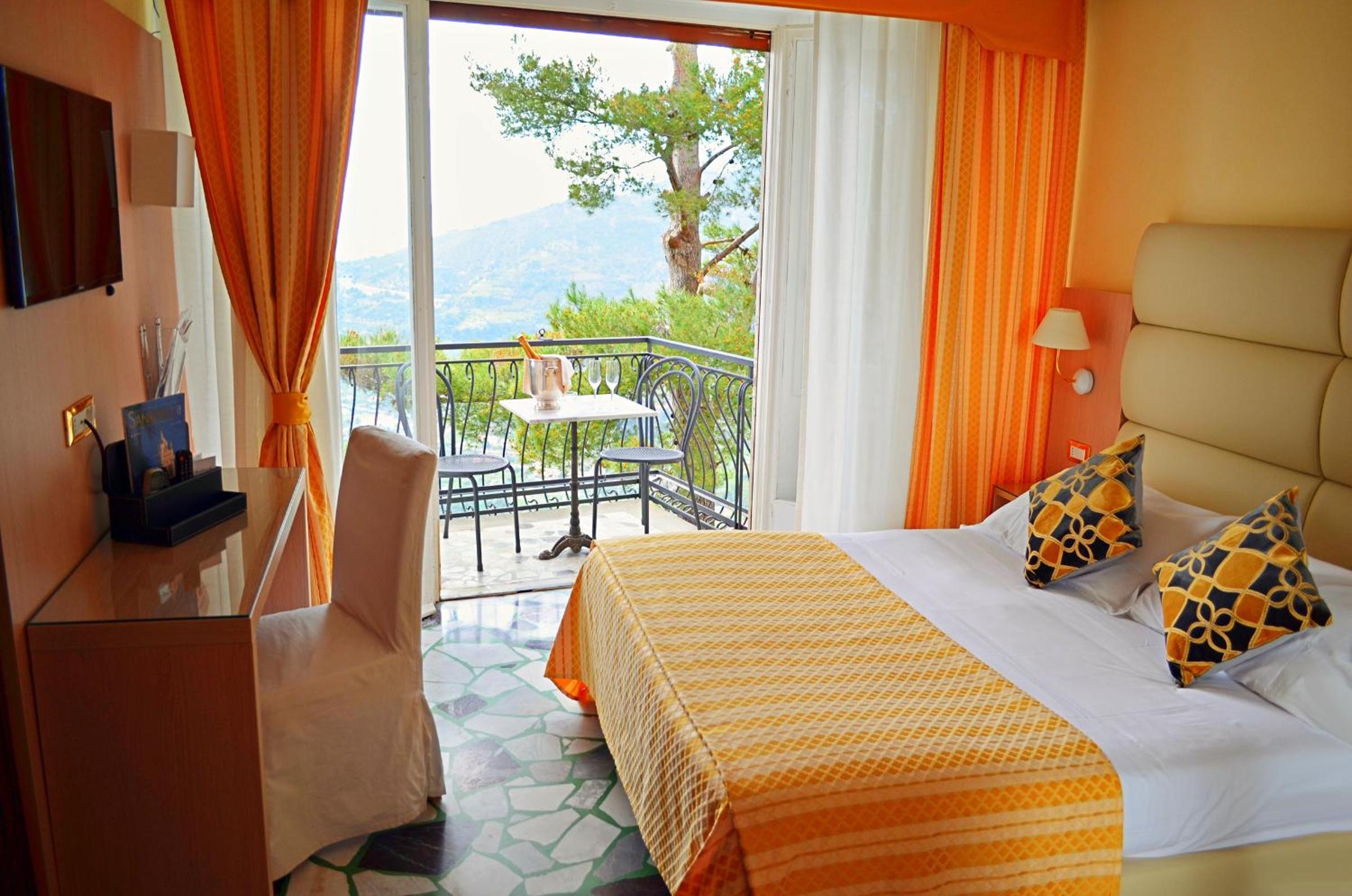 Double Room with Sea View - Photo 2