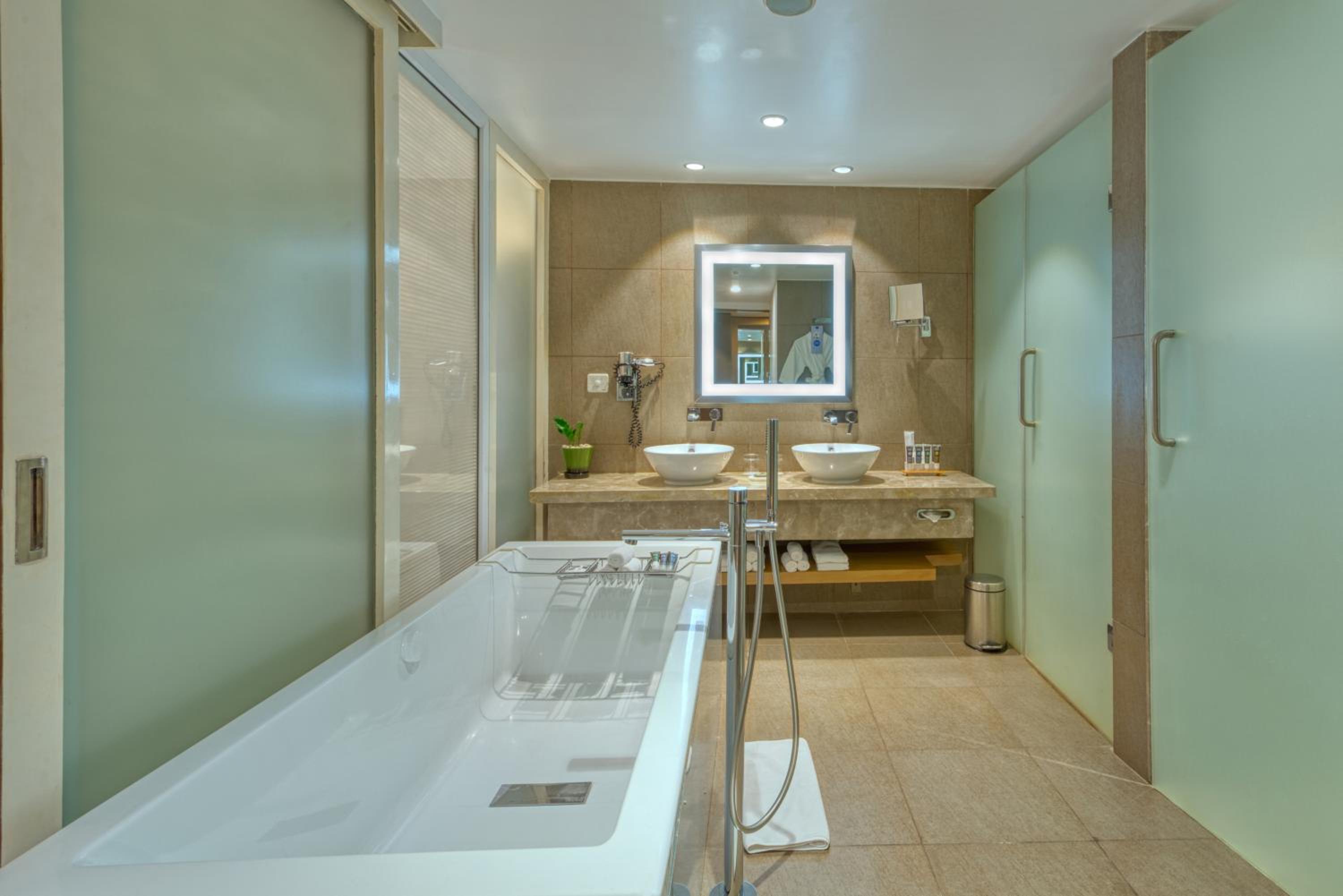 Executive King Suite - Photo 3