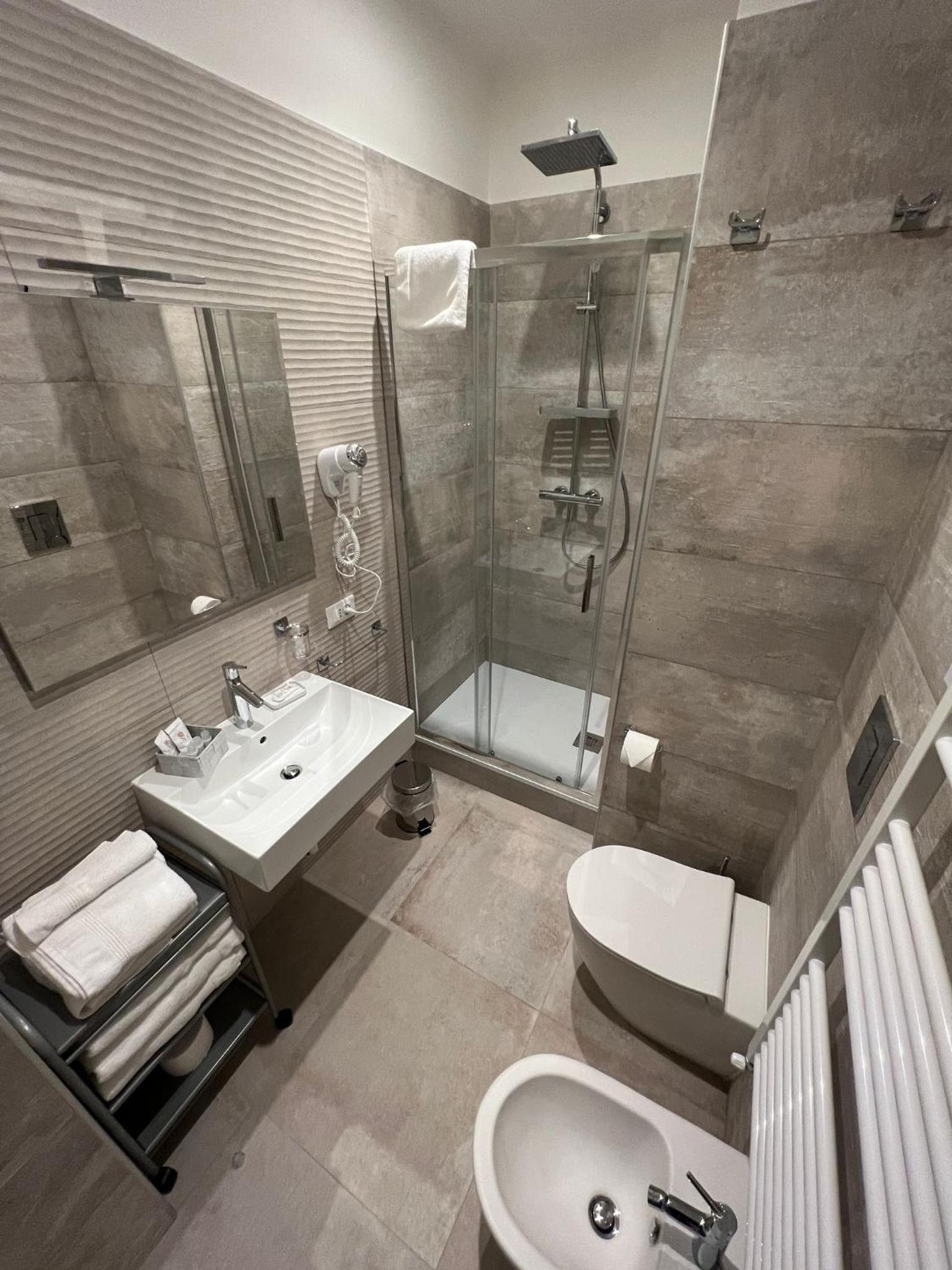 Suite with Balcony - Photo 10