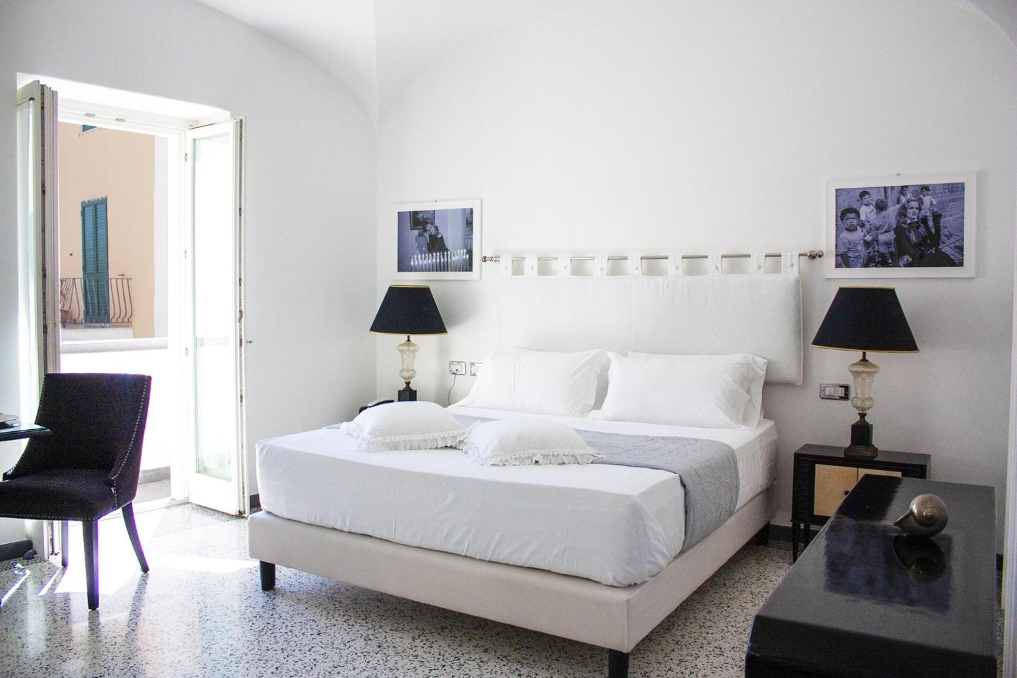 Deluxe Double Room with Side Sea View - Photo 7