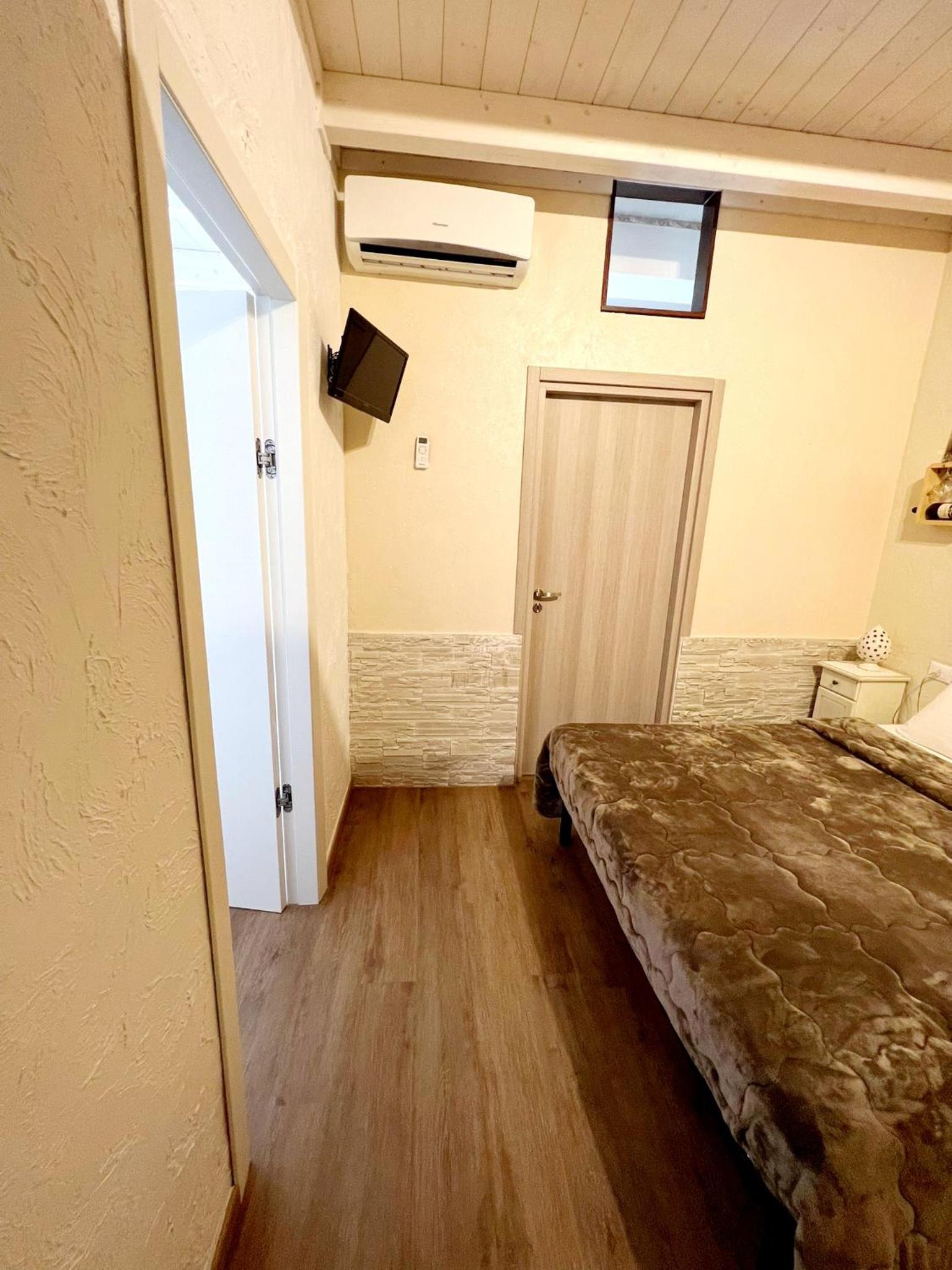 Deluxe Double or Twin Room with Balcony - Photo 6