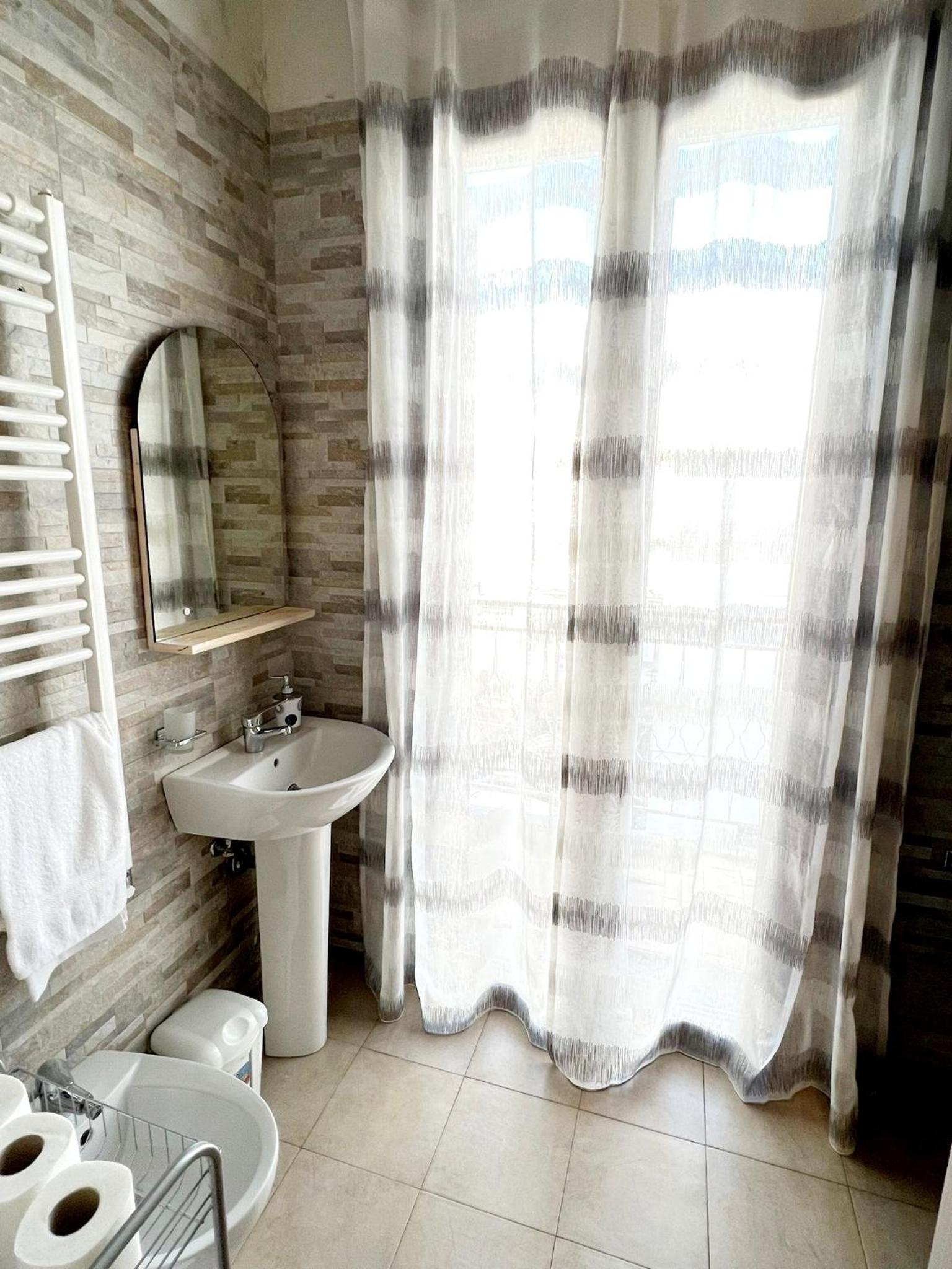 Deluxe Double or Twin Room with Balcony - Photo 11