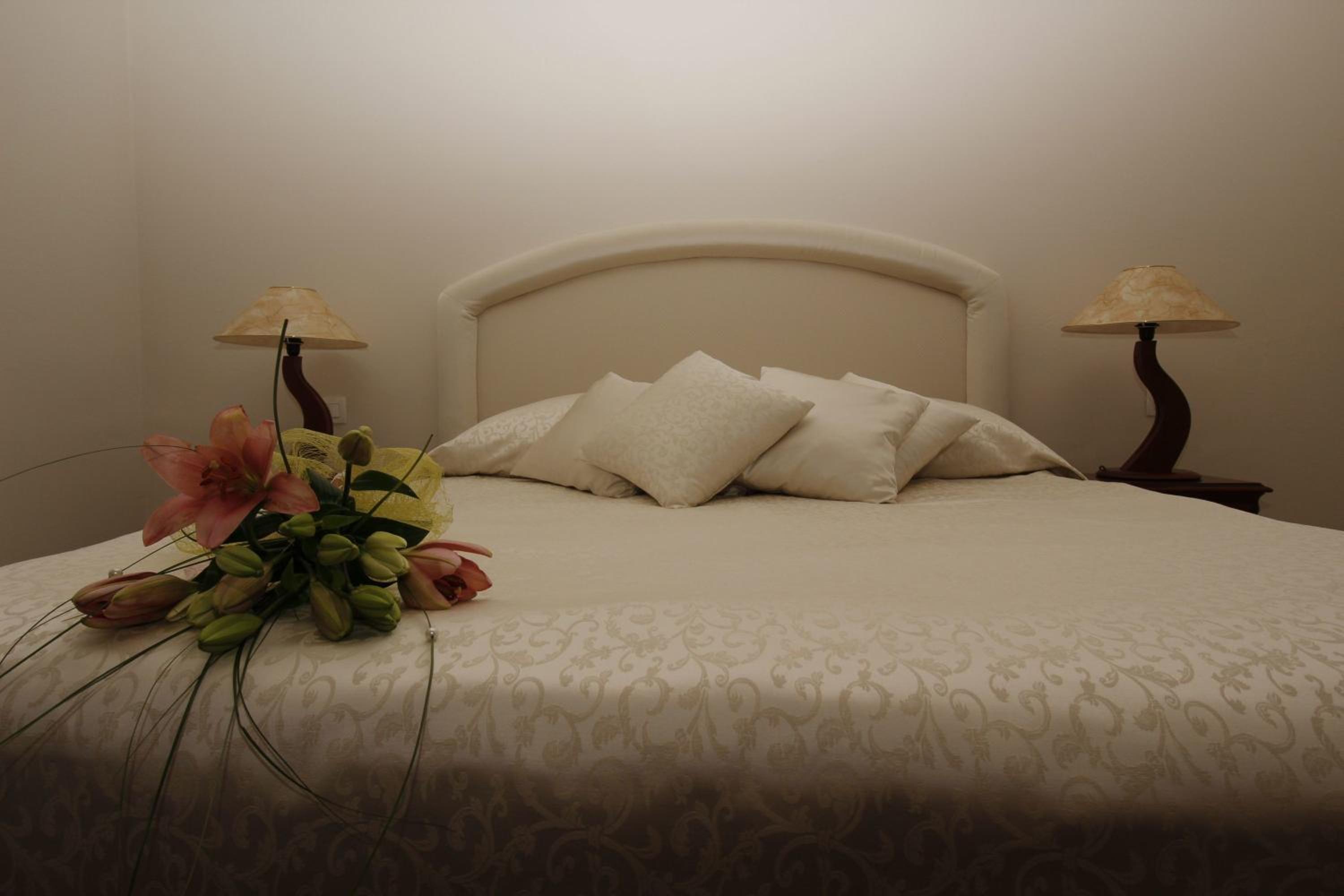 Suite with Balcony and Sea View - Photo 10