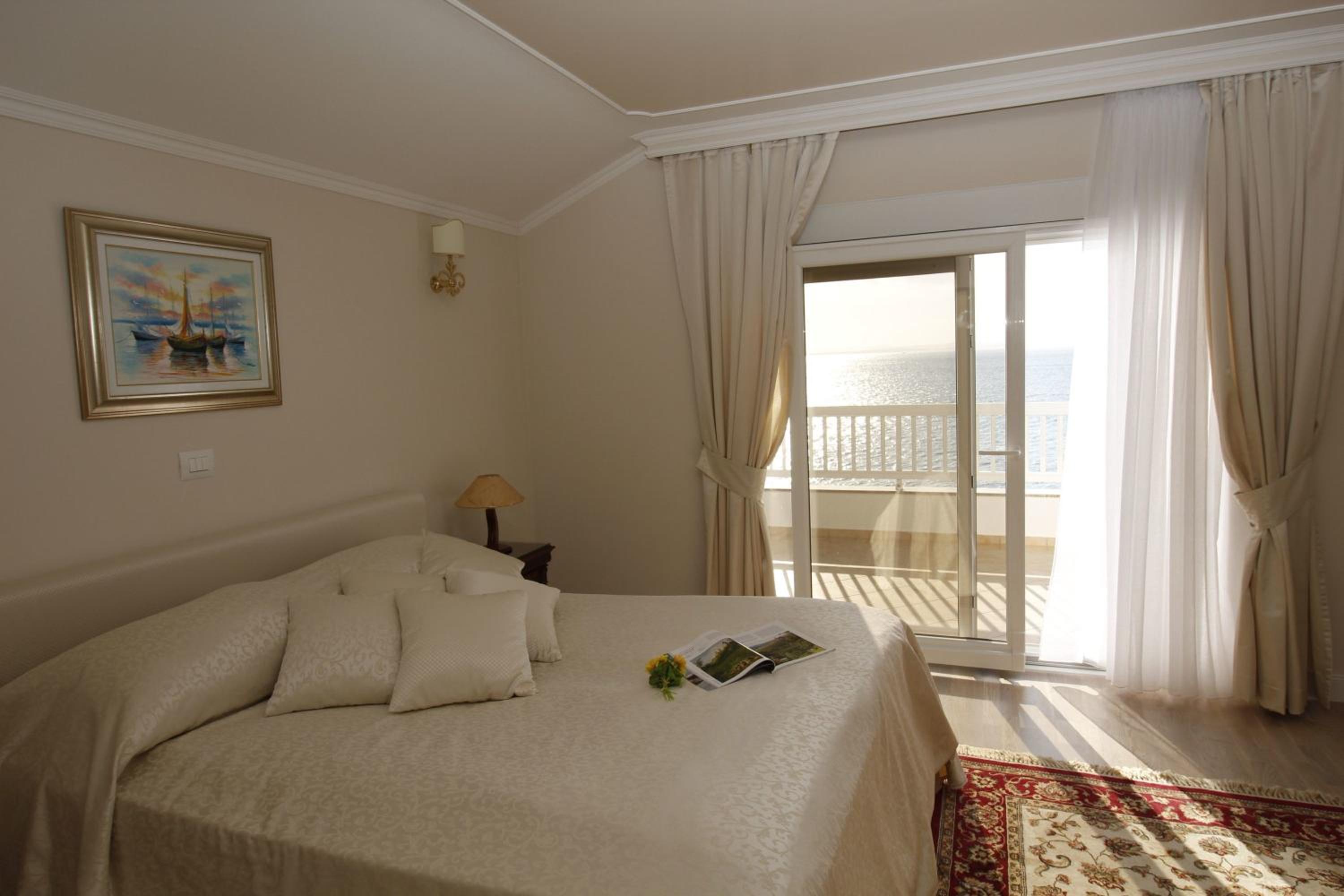 Suite with Balcony and Sea View - Photo 26