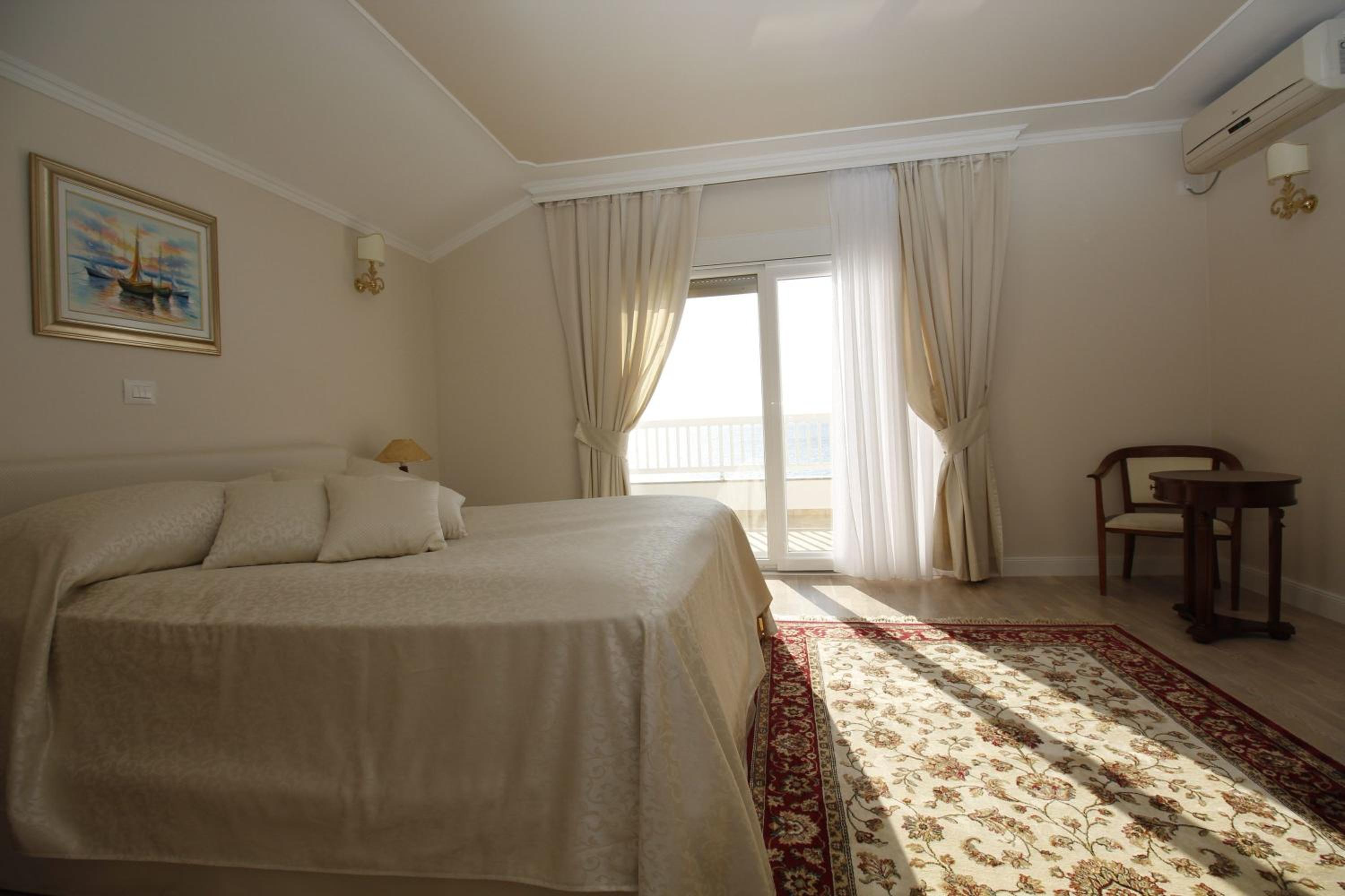 Suite with Balcony and Sea View - Photo 1