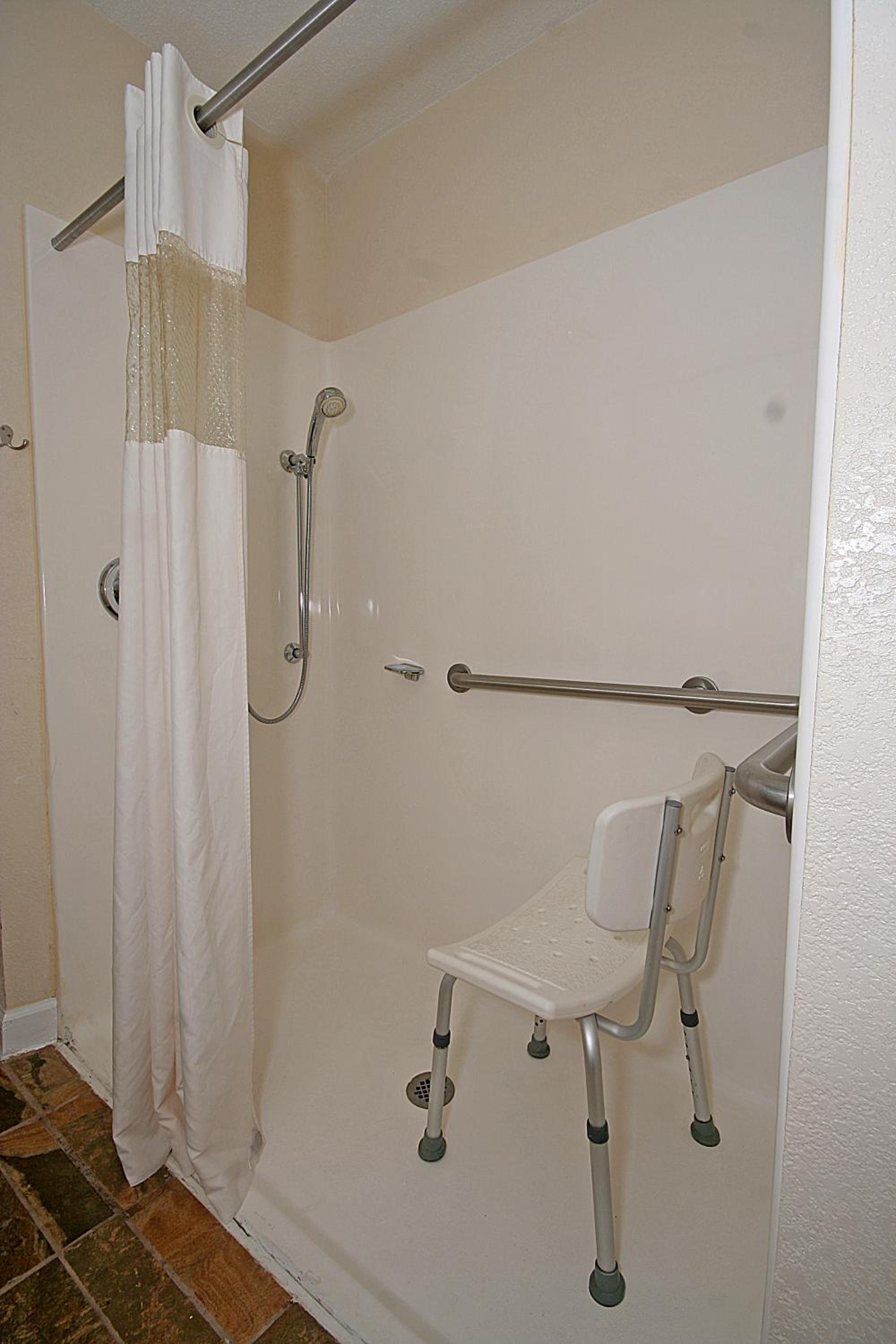 Queen Room with Two Queen Beds - Mobility Access/Non-Smoking - Photo 2