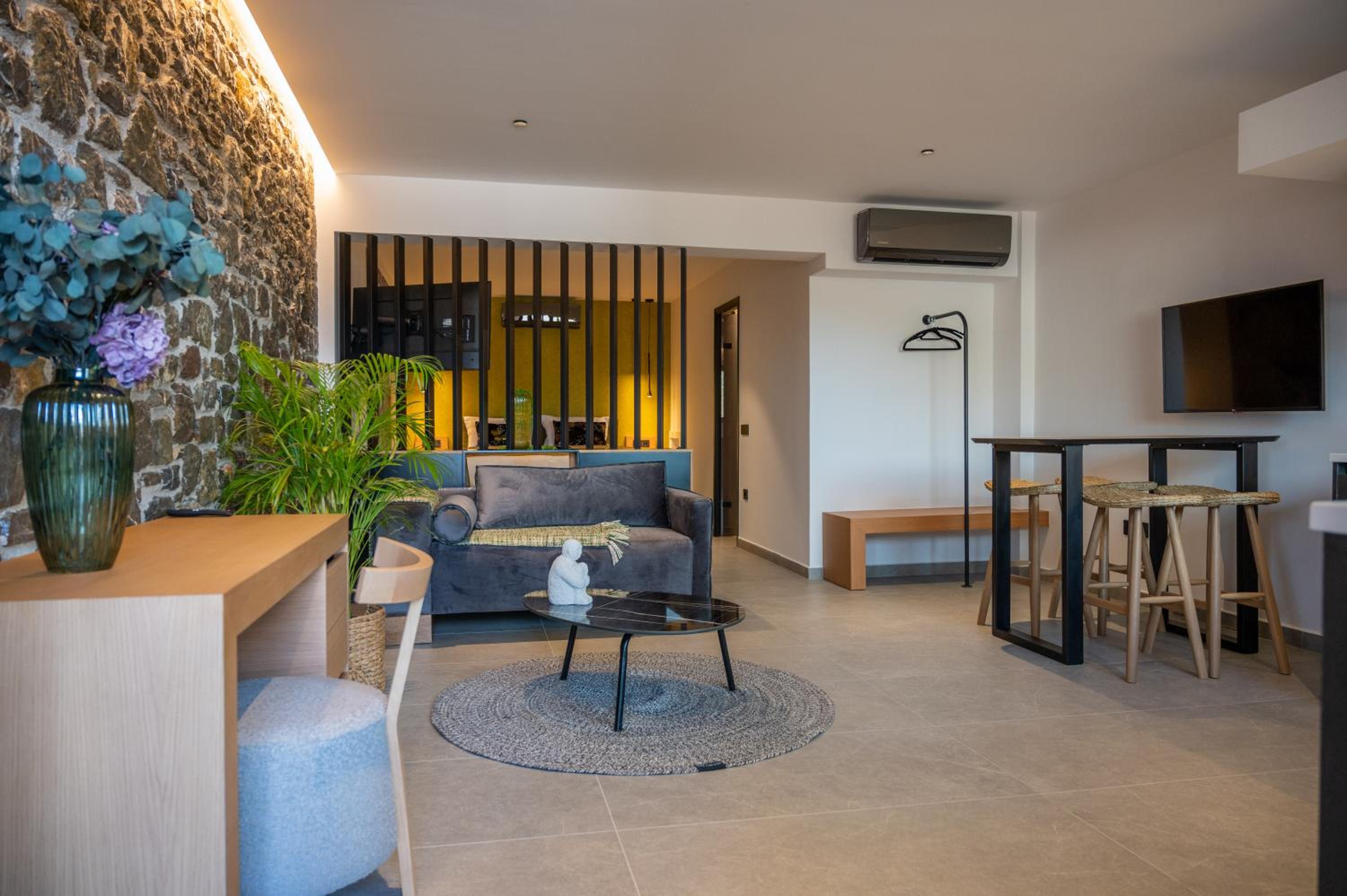 Suite with Private Pool - Photo 2